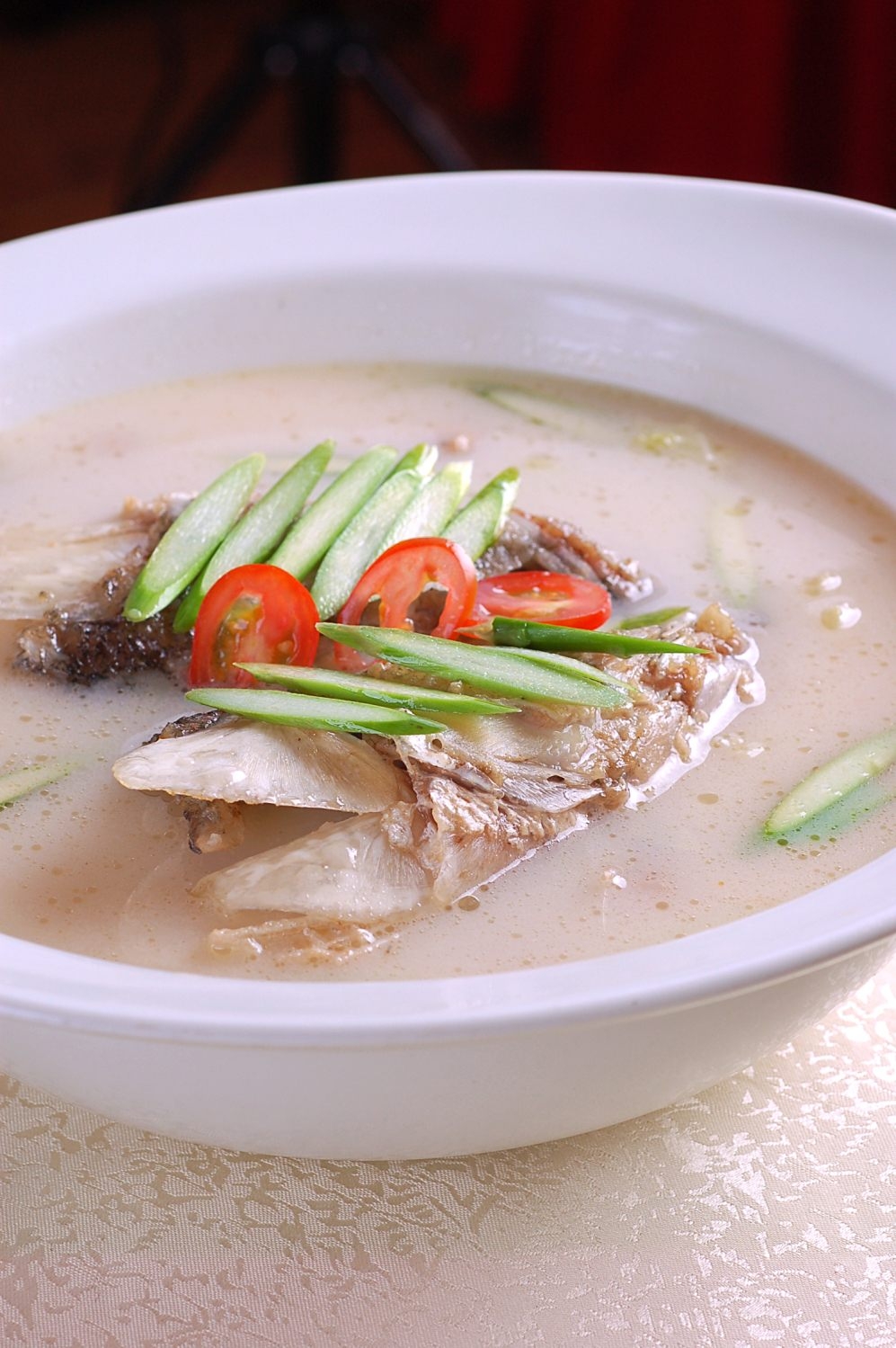 芦笋鱼头汤高清图片