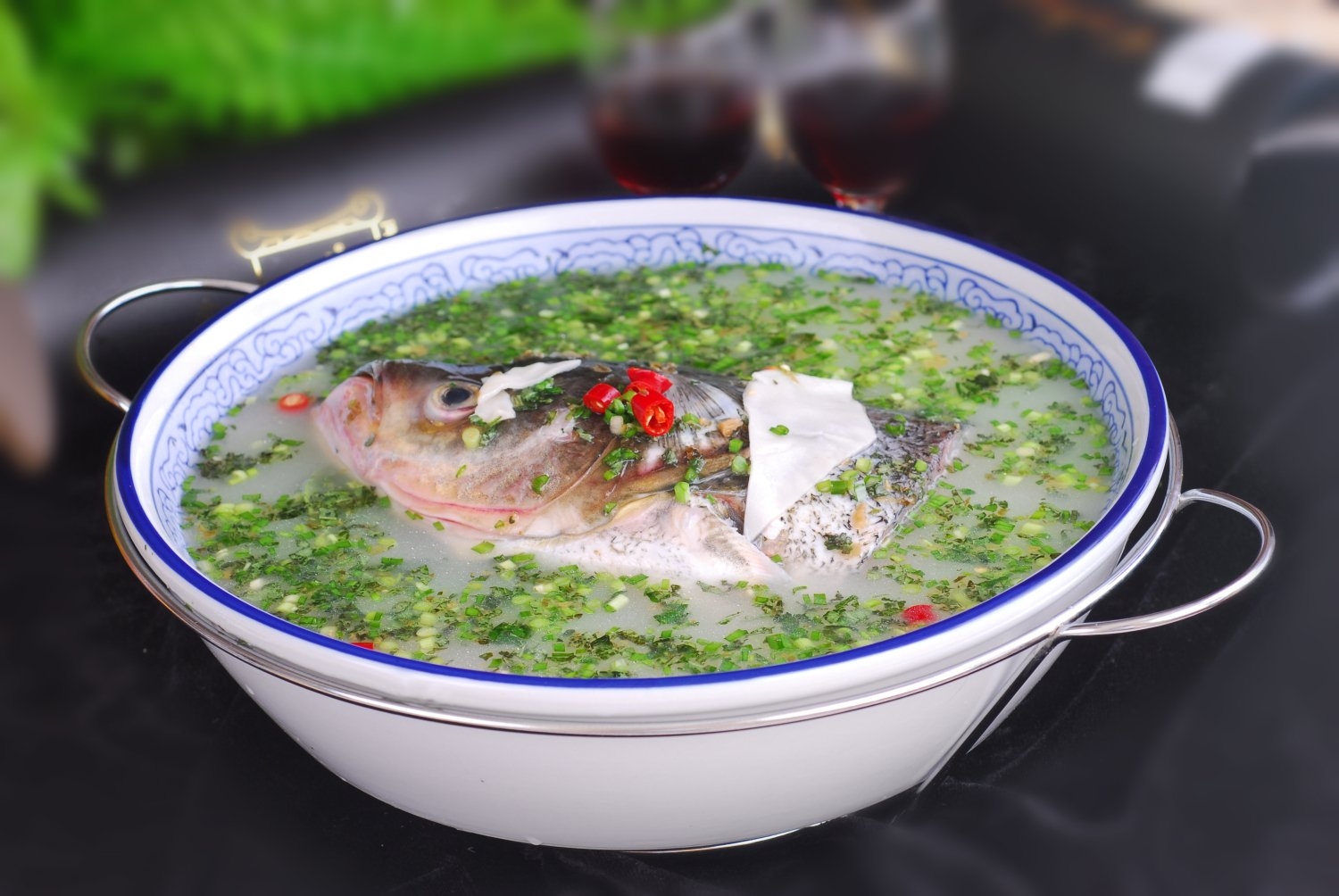 餐饮美食浓汤胖鱼头豆花鱼唇高清图片