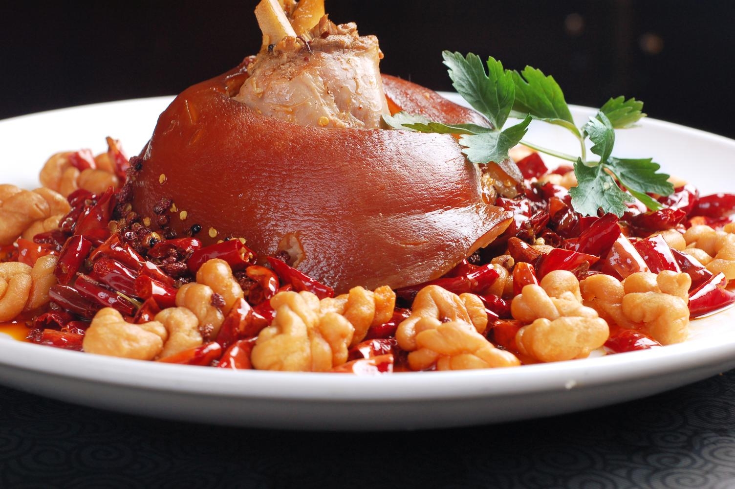 餐饮美食川菜麻花香辣肘子高清图片