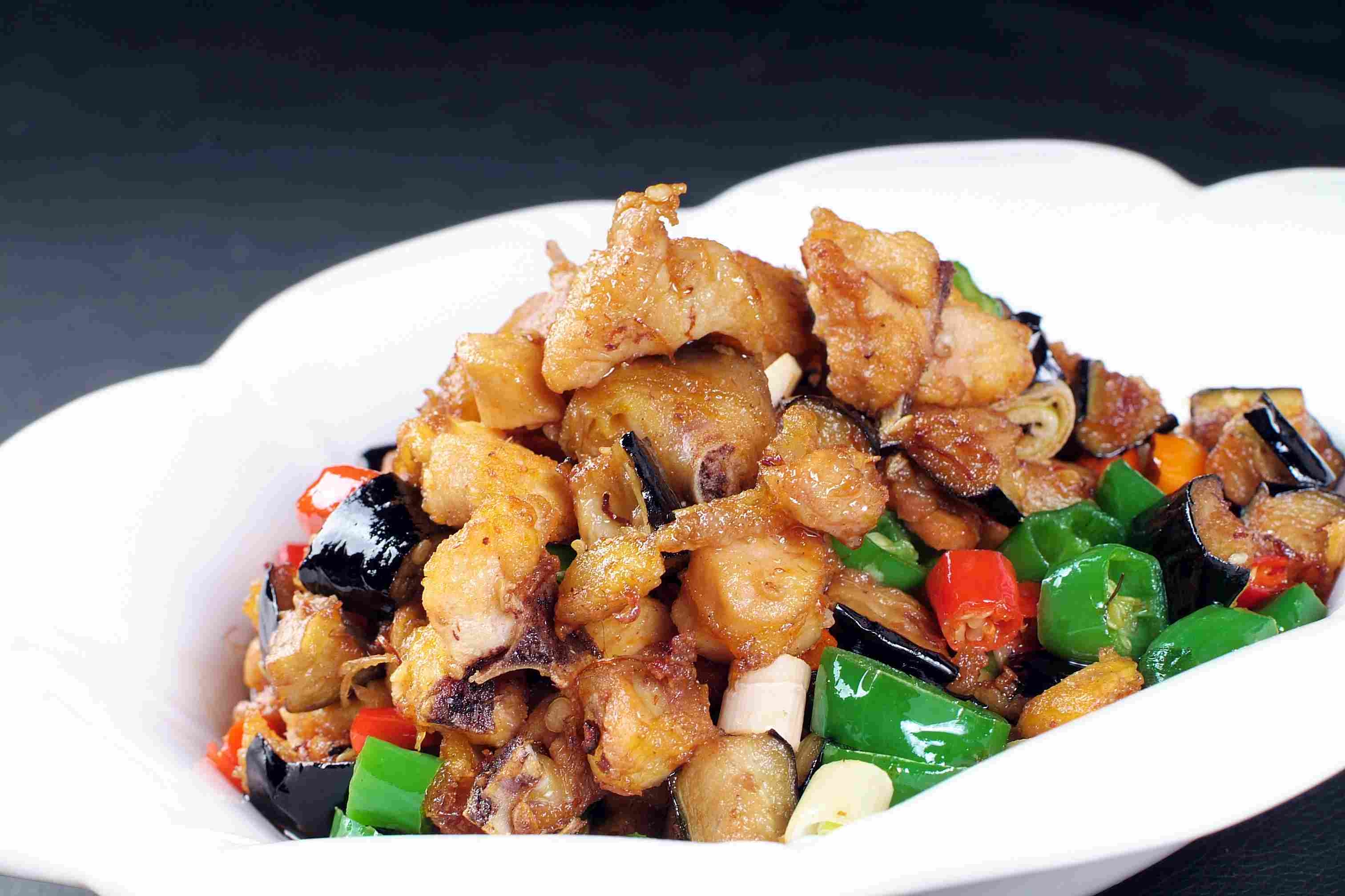 餐饮美食茄子炒小鸡高清图片