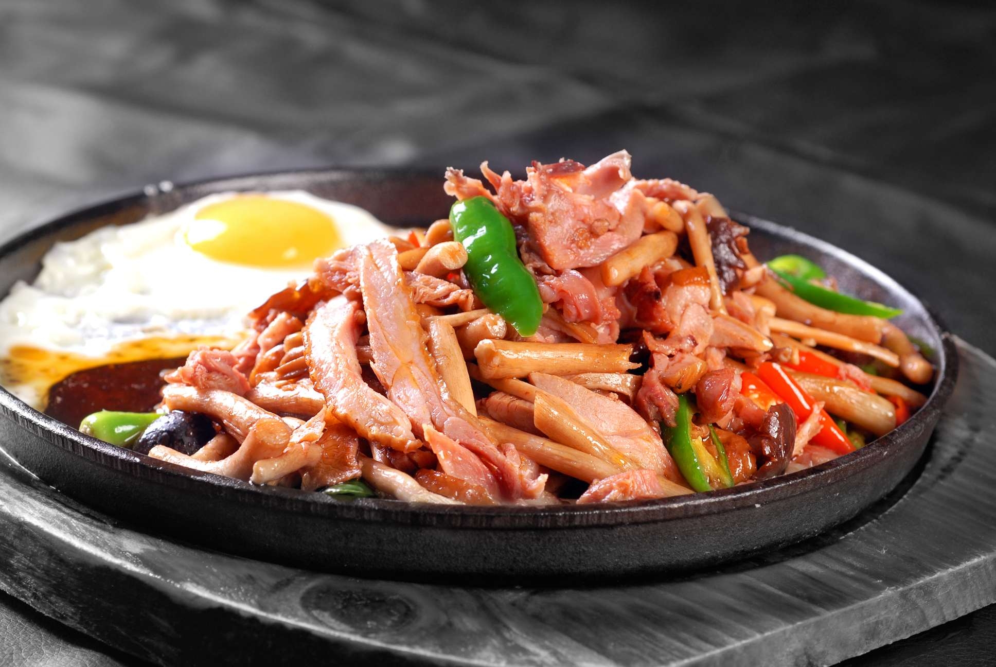 餐饮美食川菜茶菇鸭丝高清图片