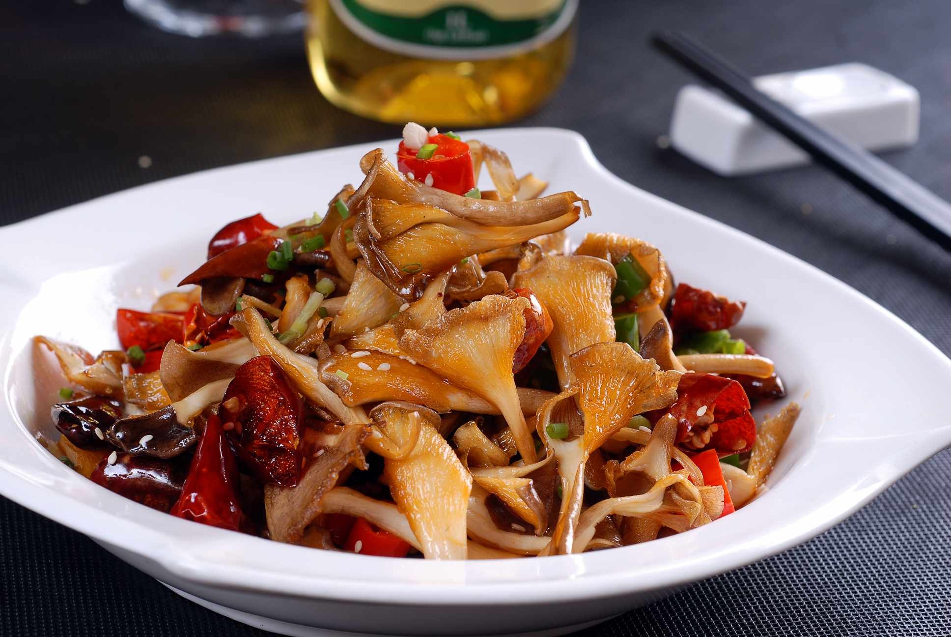 餐饮美食橄榄油煸山菌宣传图片灯箱