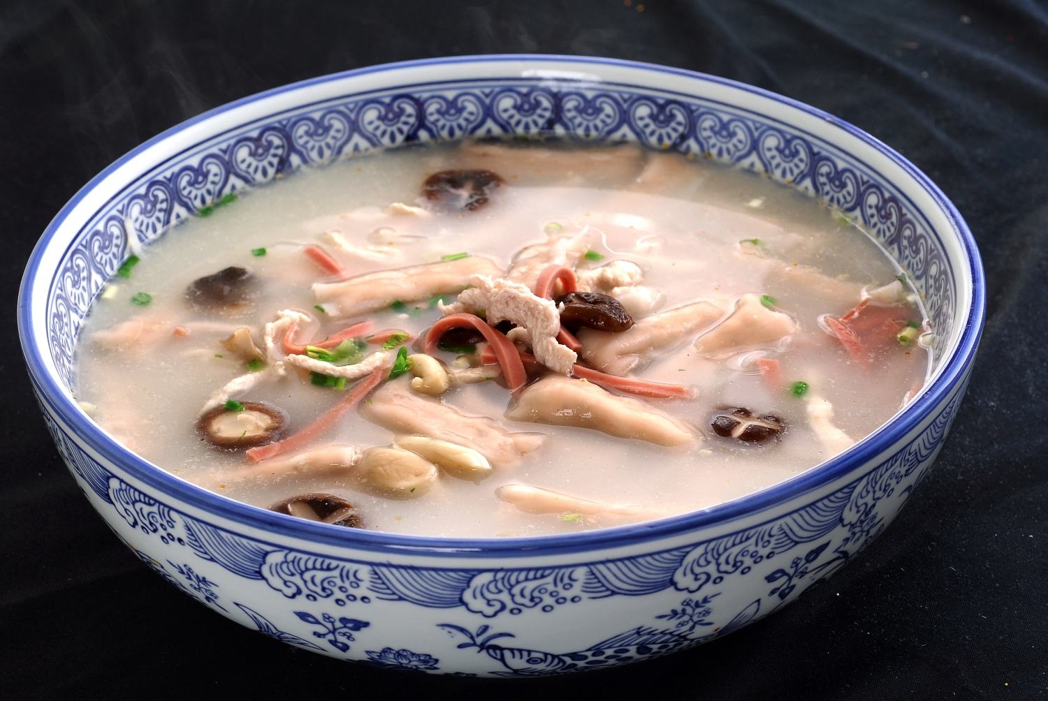 山菌鸡丝饺高清图片