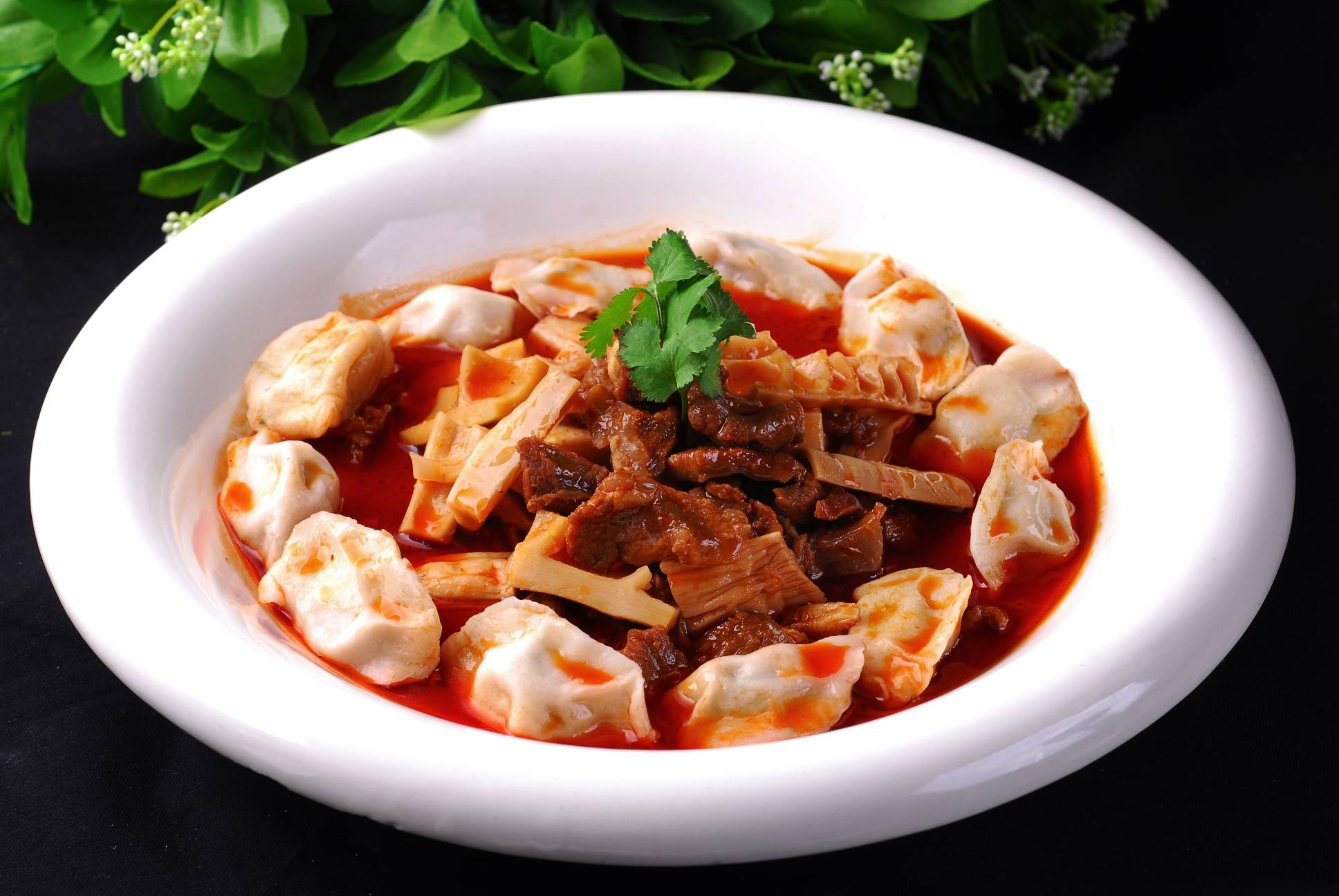 笋香牛腩饺子高清图片