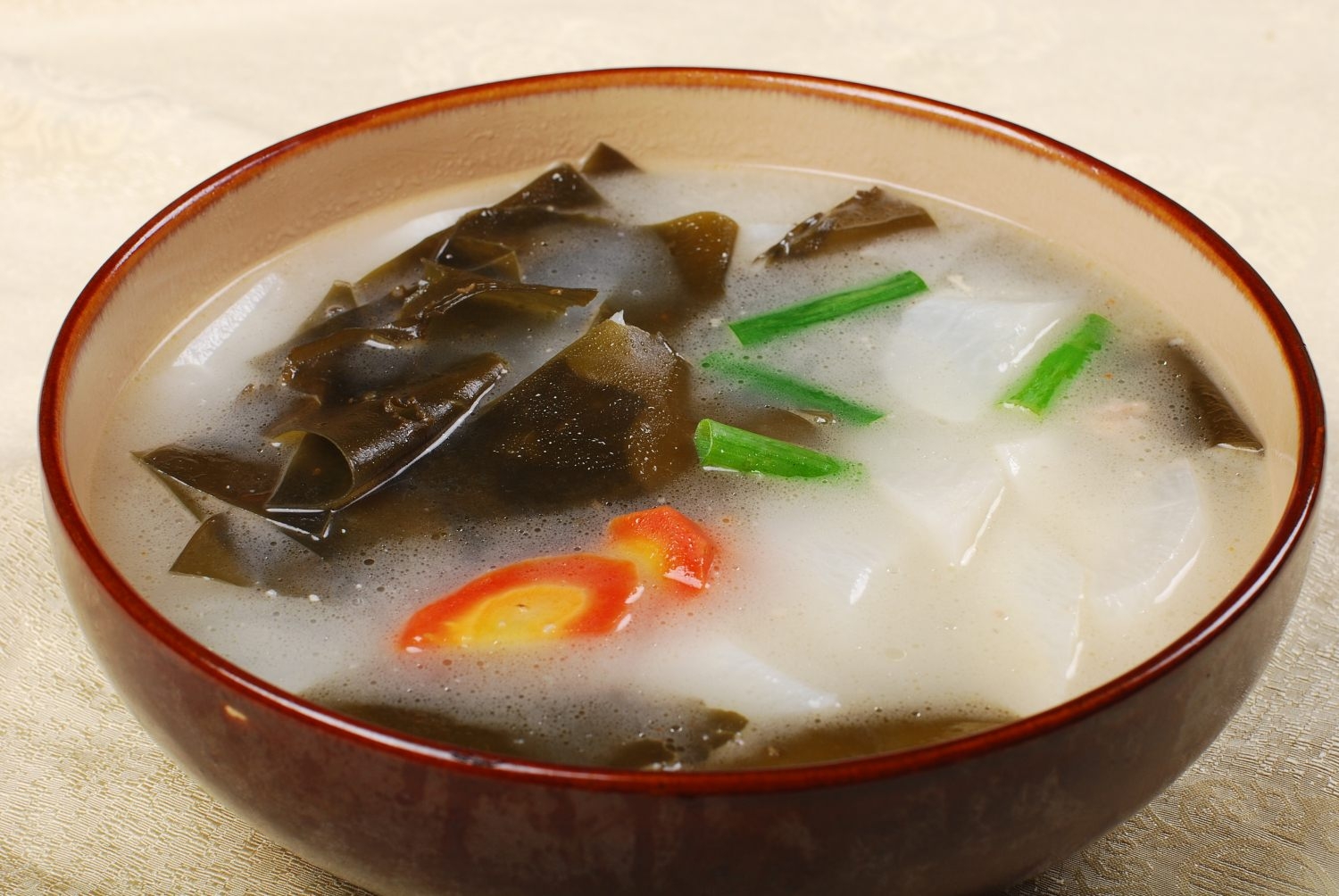 白萝卜炖海带高清图片