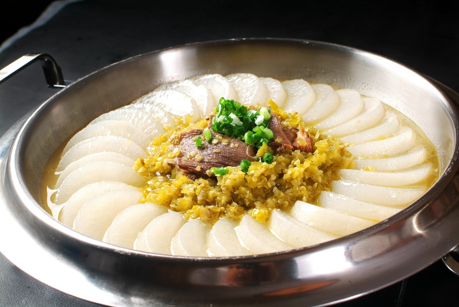 餐饮美食萝卜酱椒牛腩高清图片