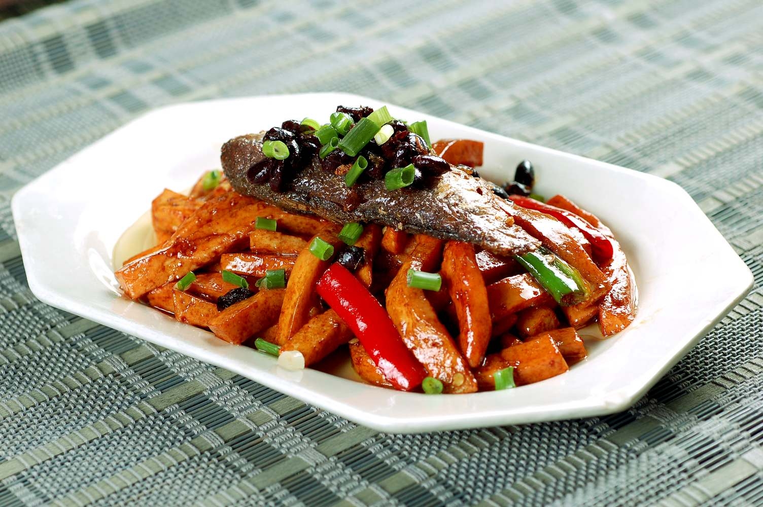 鲮鱼炒香豆腐高清图片