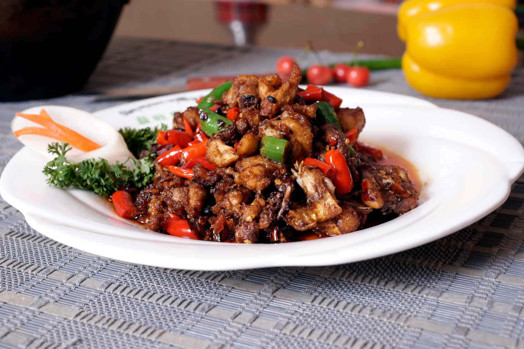 老干妈炒鸡块高清图片