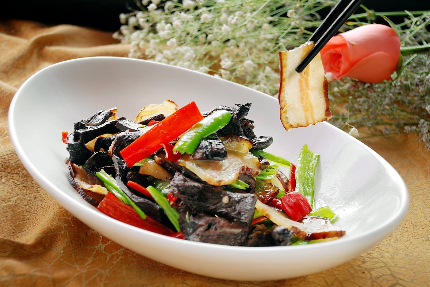 餐饮美食川菜虎掌菌炒腊肉高清图片