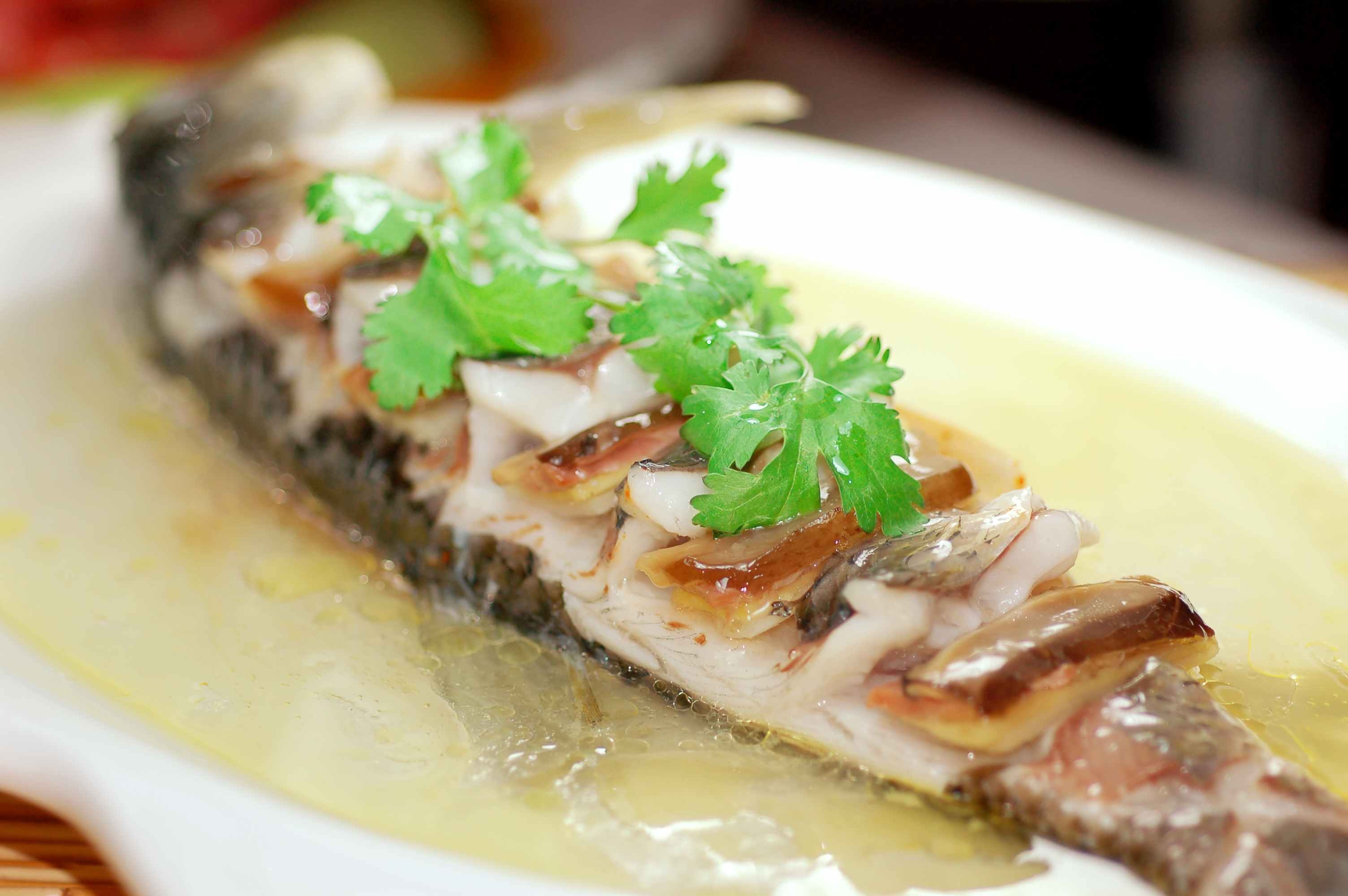 餐饮美食白汁鱼完鱼咸鲜味高清图片