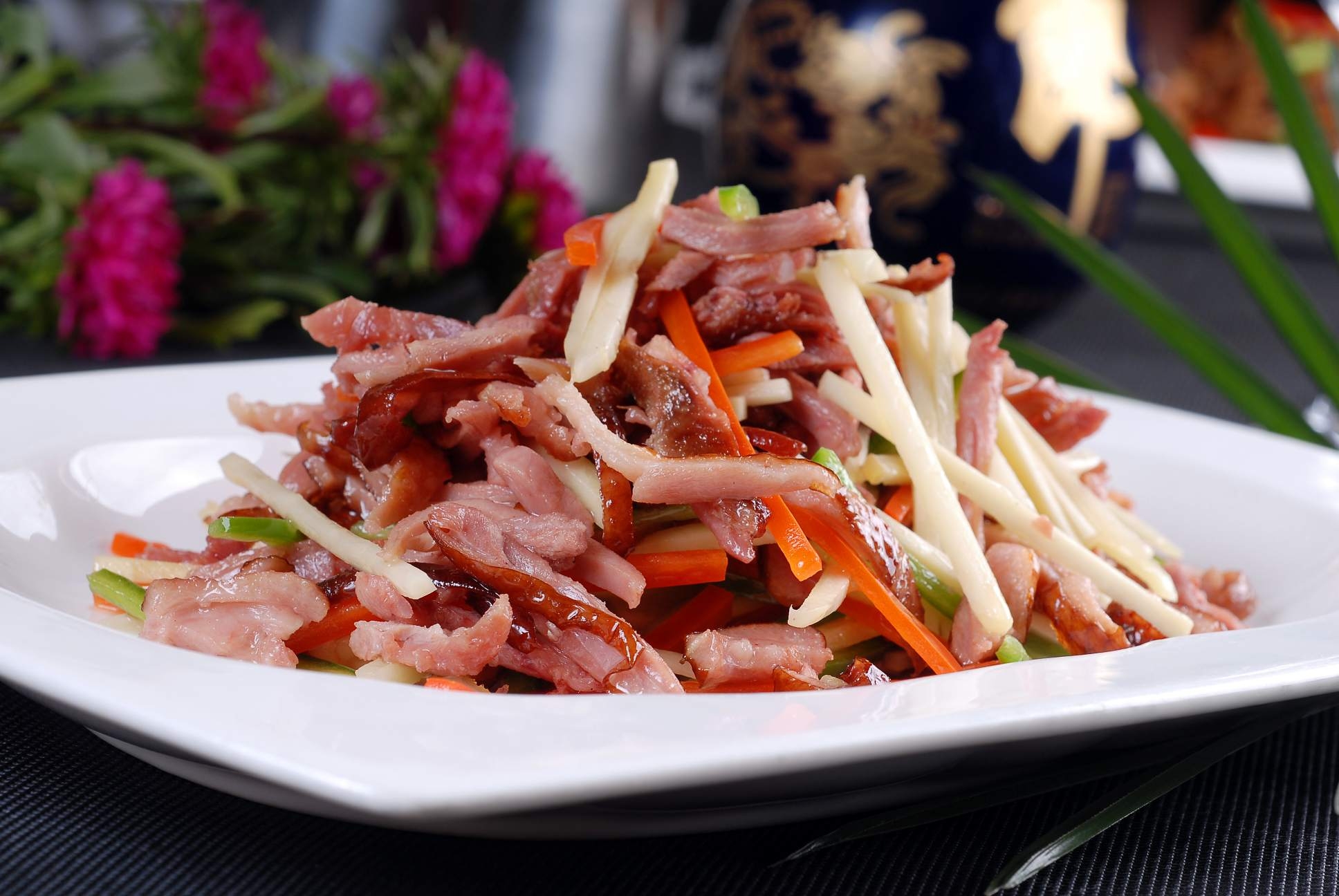 餐饮美食川菜椒丝爆茶鸭高清图片