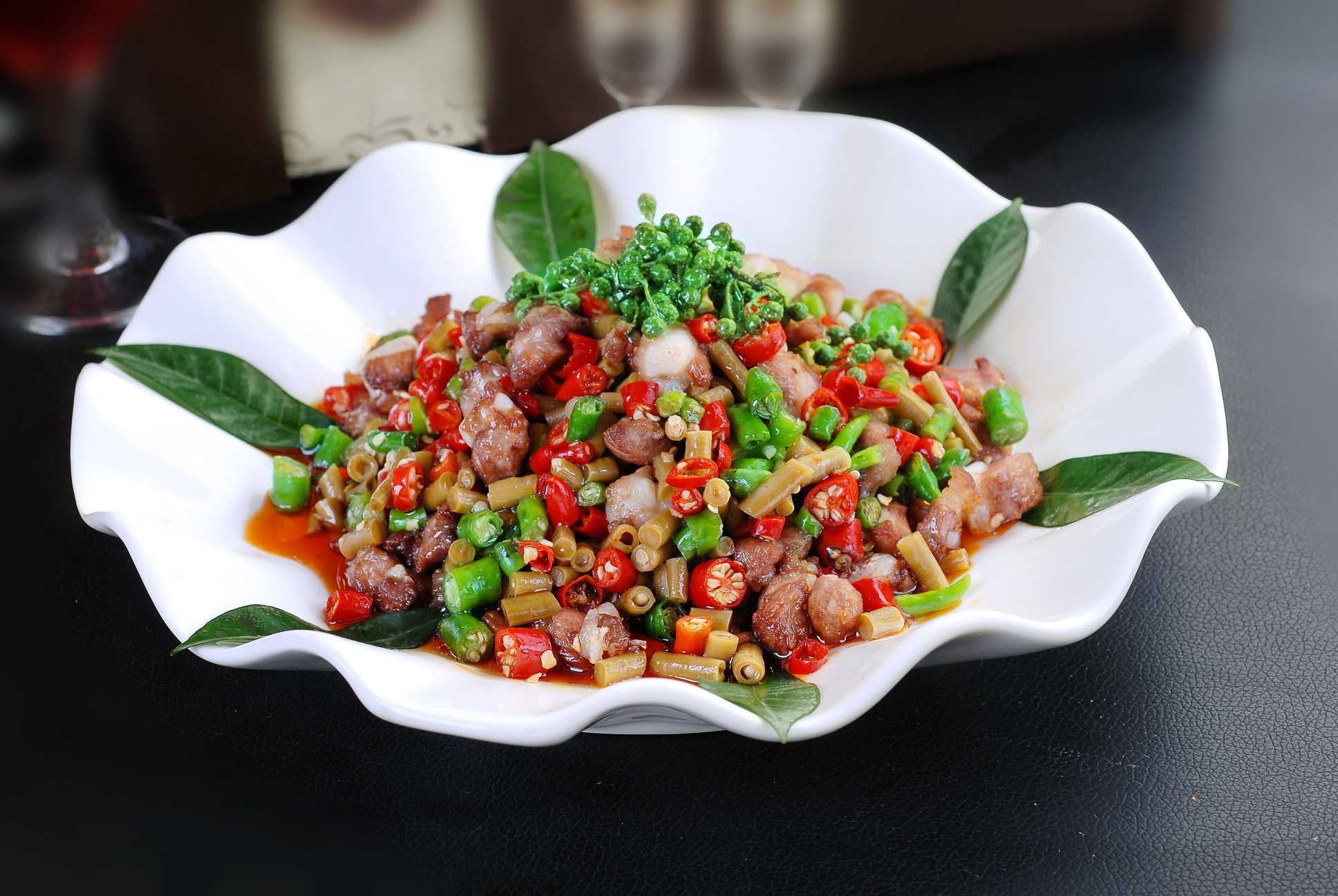 餐饮美食川菜泡豇豆煸仔排高清图片