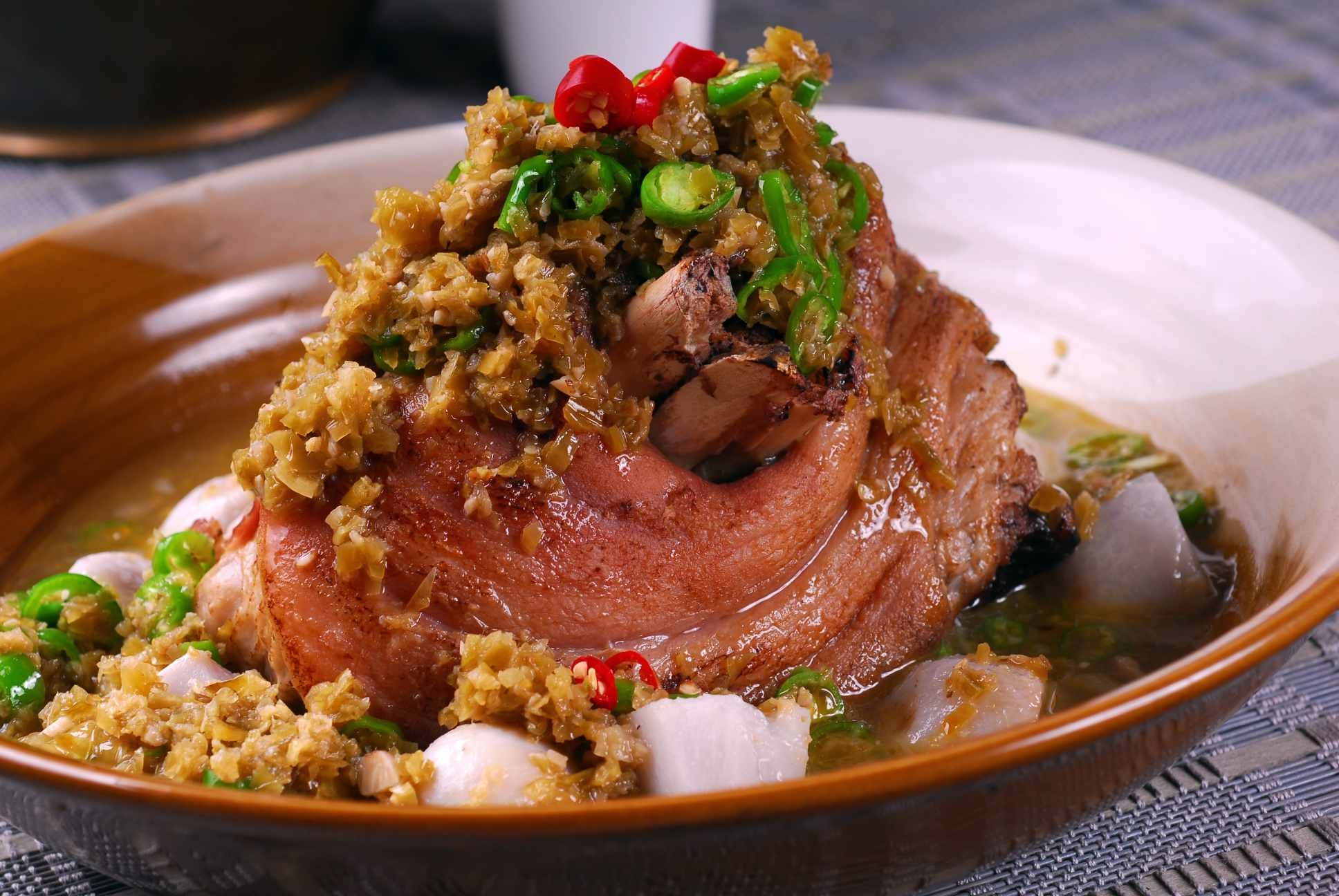 餐饮美食川菜特色酱椒芋儿肘高清图片