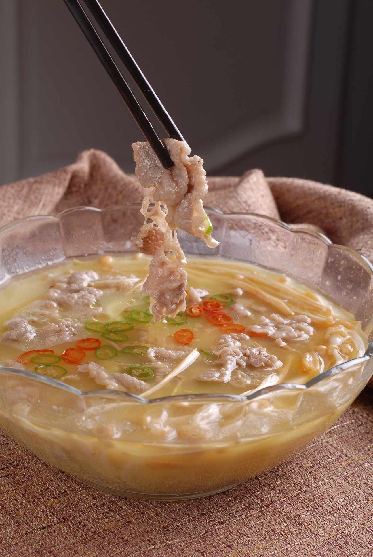 餐饮美食中餐-酸汤肥牛宣传图片灯箱