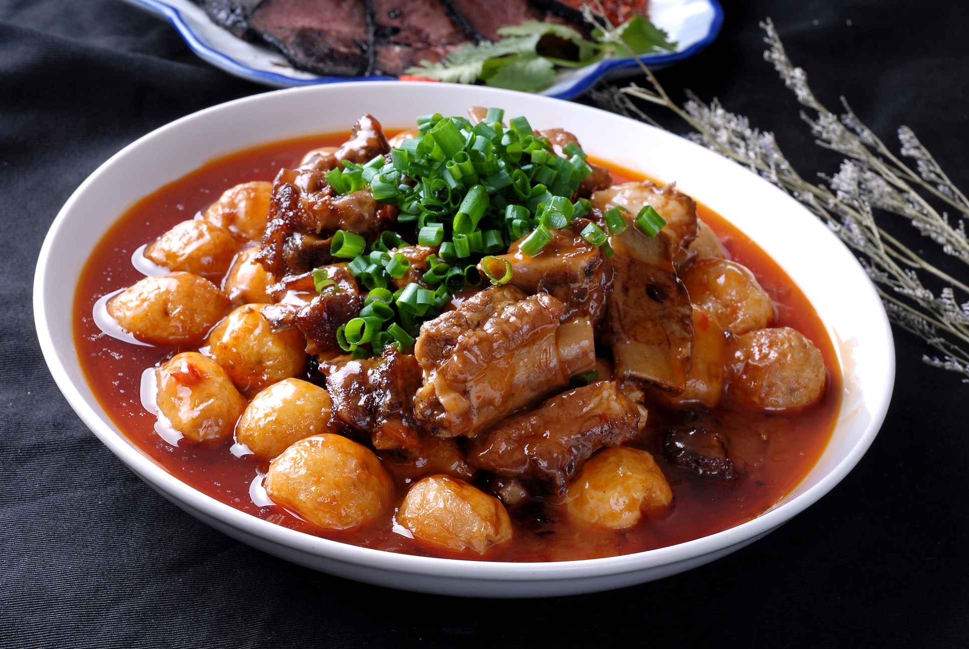 餐饮美食小土豆烧排骨高清图片