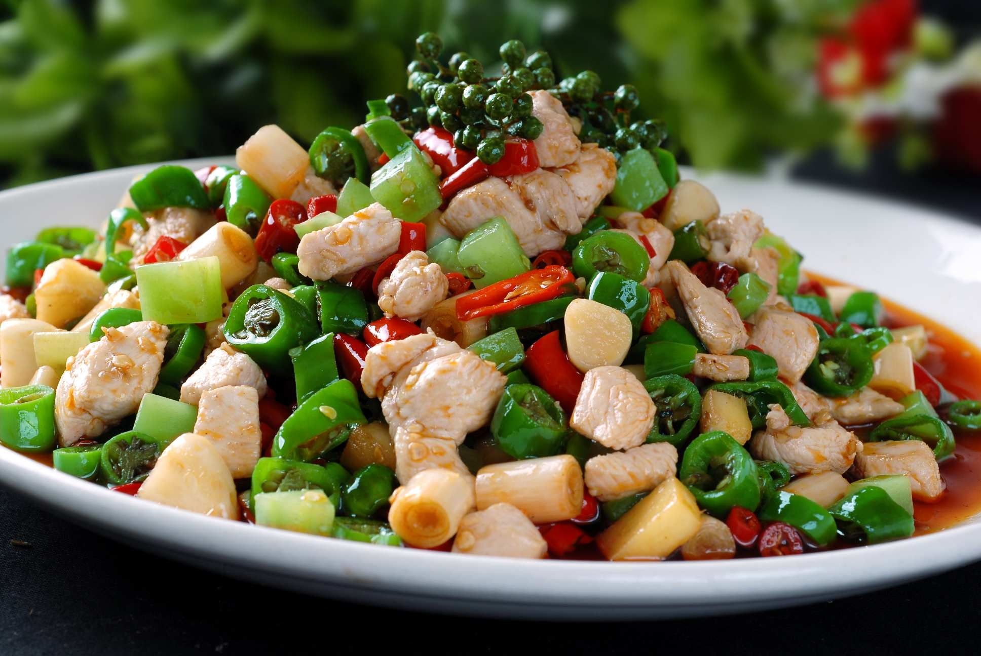 餐饮美食特色菜品鲜椒鸡丁高清图片