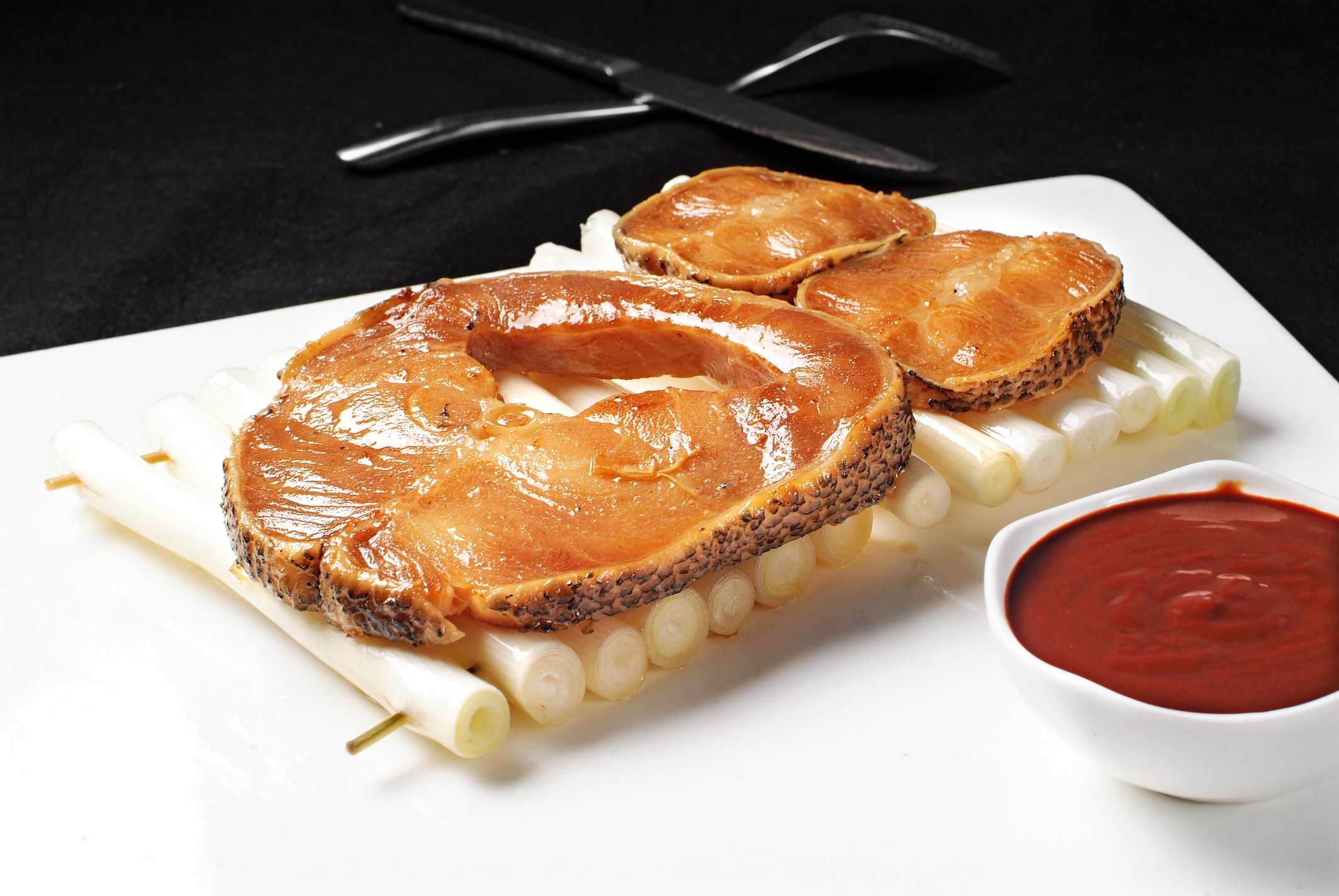 餐饮美食葱烤银鳕鱼高清图片