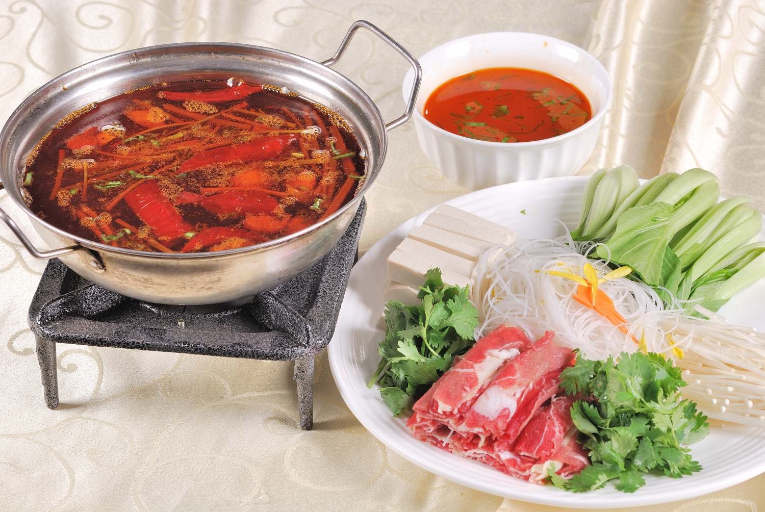 餐饮美食泰式过桥肥牛高清图片