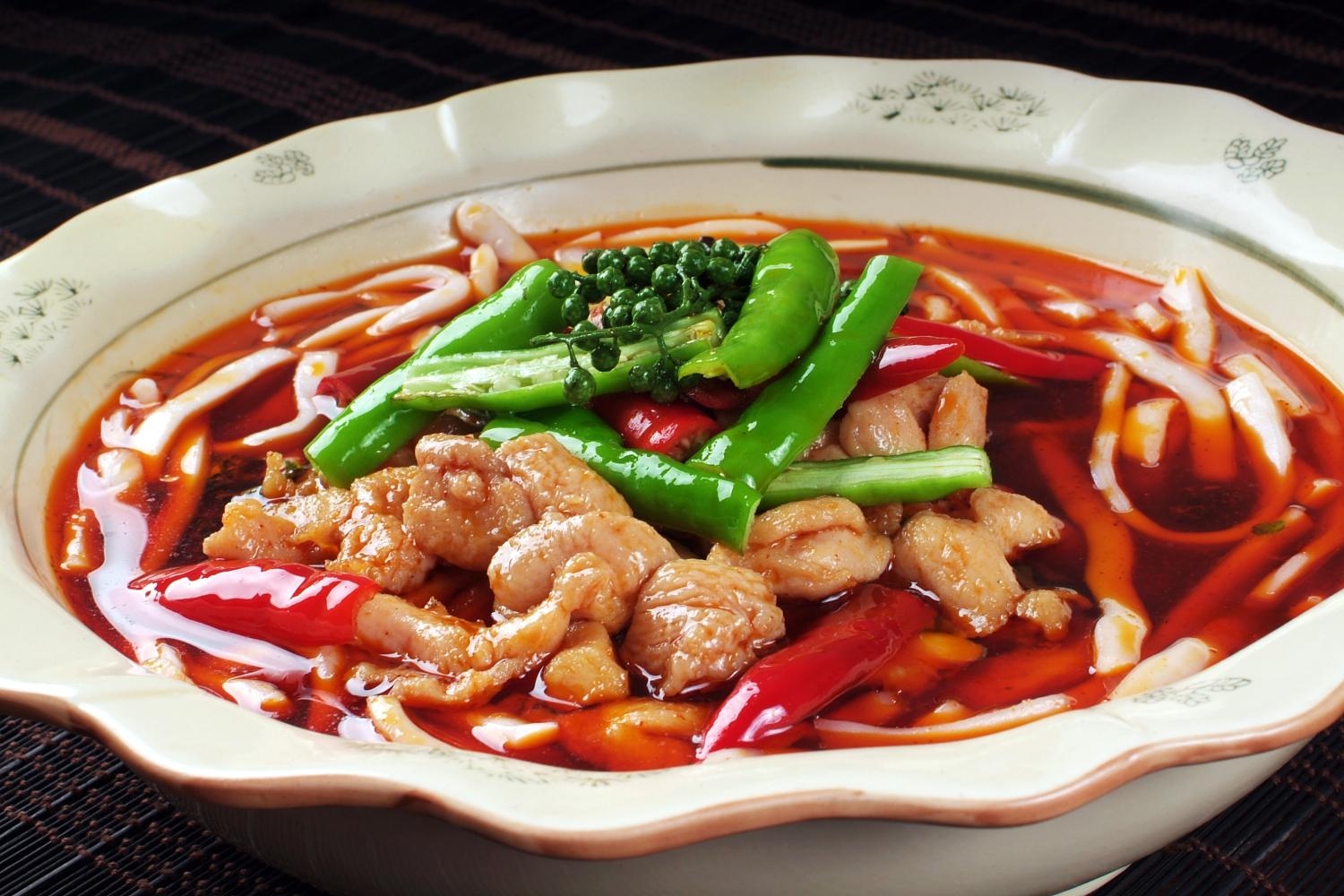 餐饮美食川菜青椒嫩滑鸡高清图片