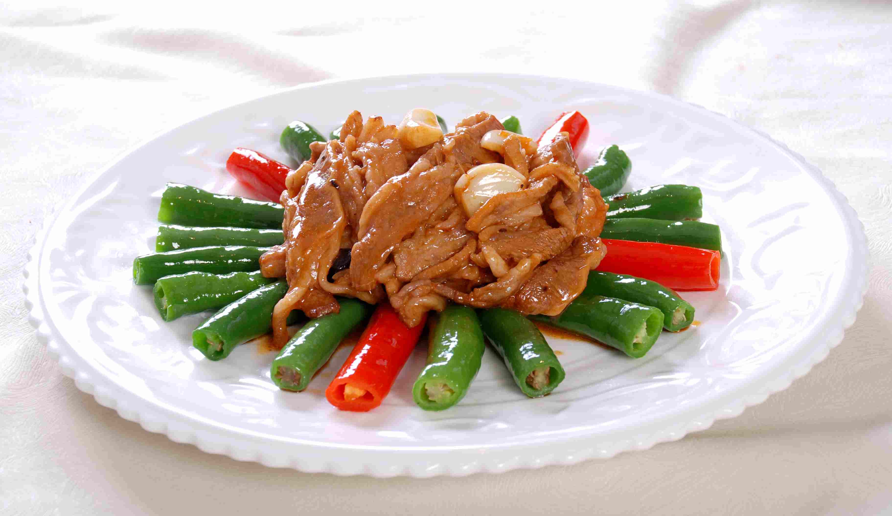 餐饮美食虎皮尖椒爆肥牛高清图片