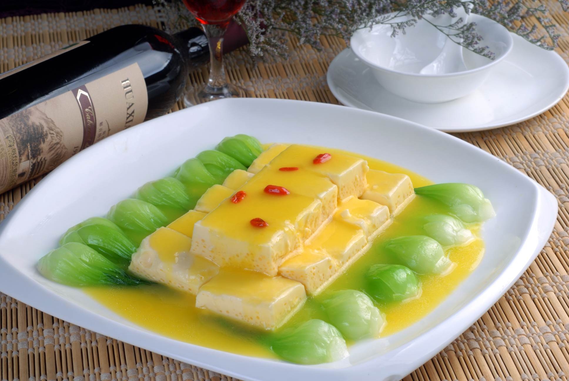 餐饮美食黄汁养颜豆腐高清图片