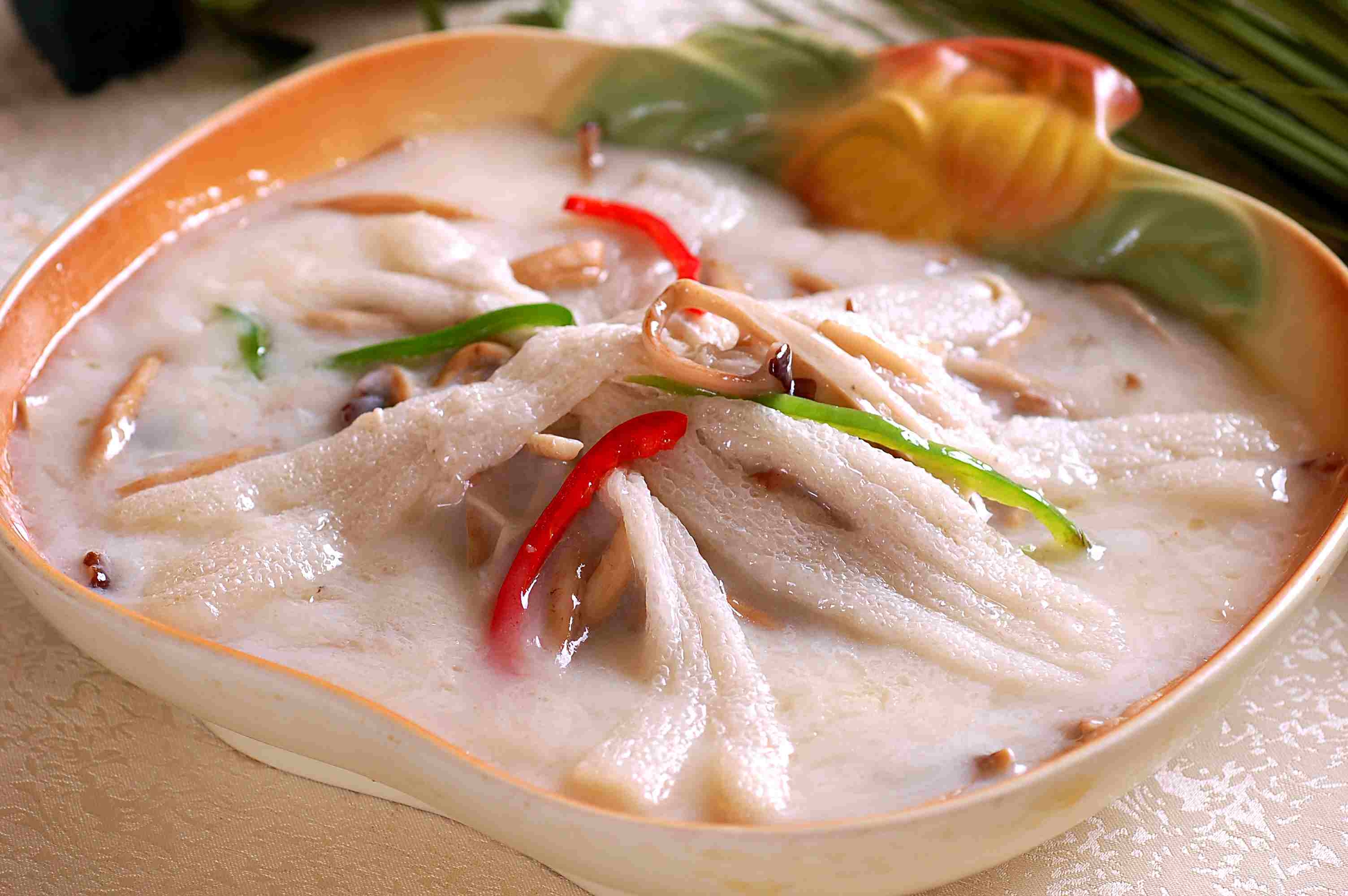 餐饮美食茶树菇烩竹荪高清图片