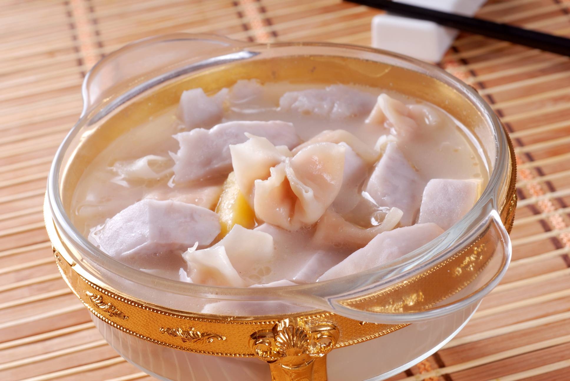 地瓜香笋煮鱼皮饺高清图片