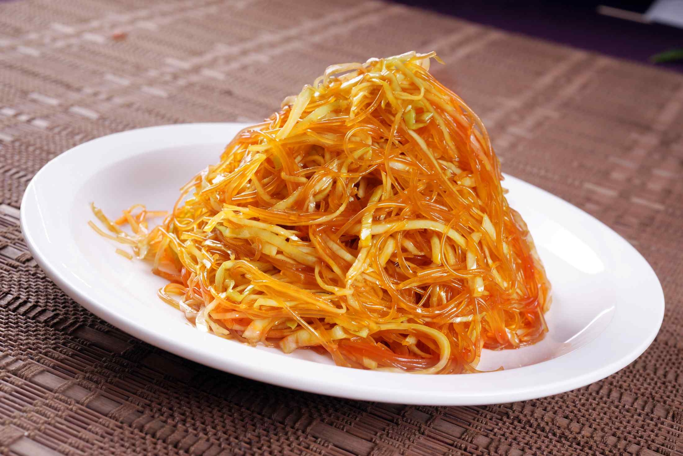 莲白炒粉丝高清图片