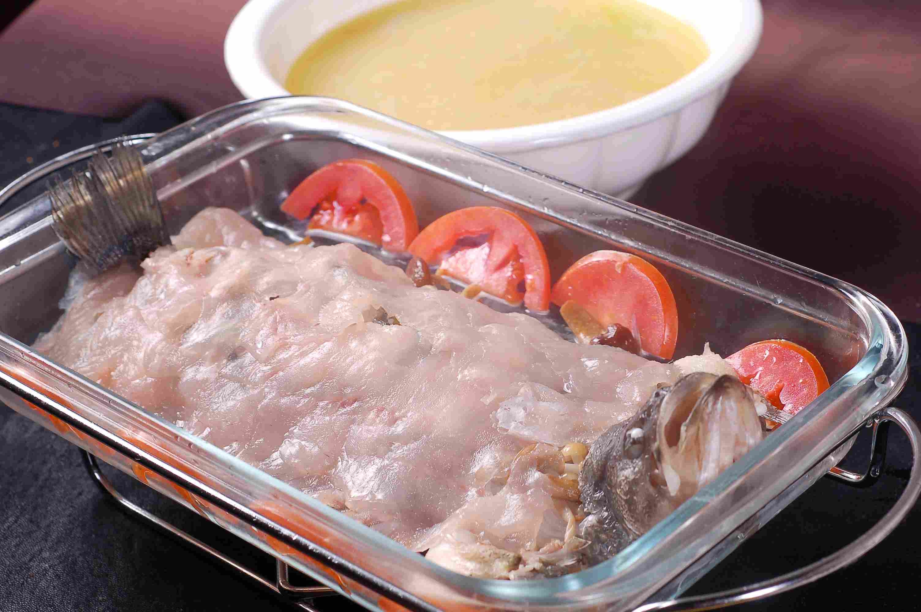 餐饮美食热菜灌汤鲈鱼高清图片