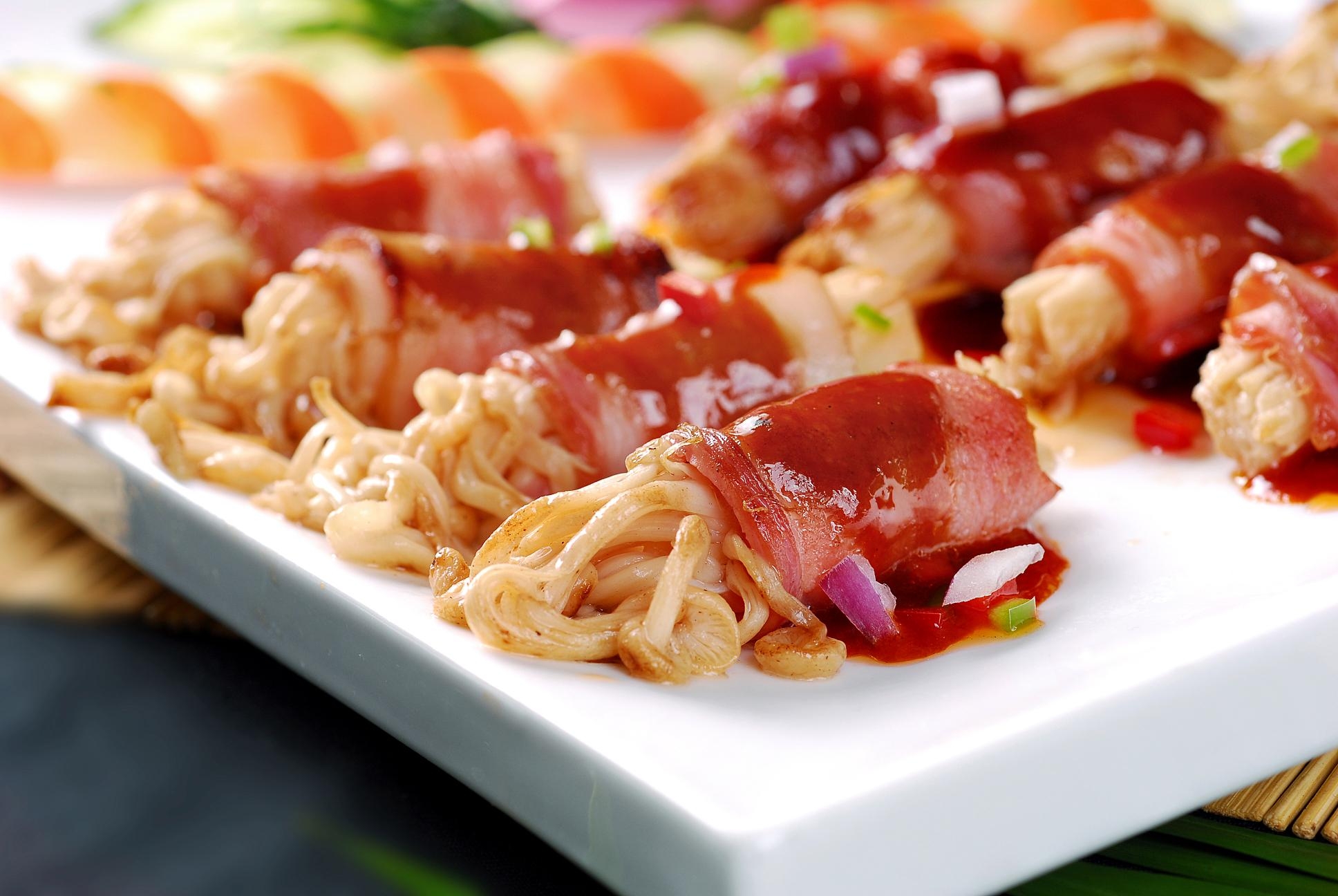 餐饮美食川菜川黔菜培根金菇卷高清图片