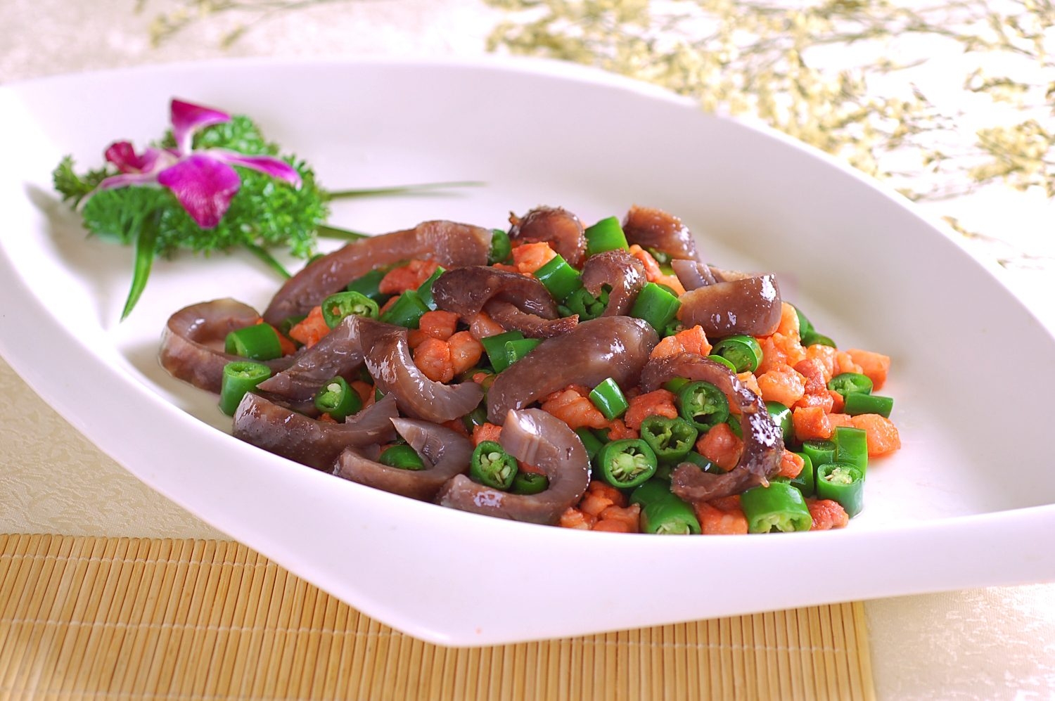 餐饮美食青椒肉碎炒辽参高清图片