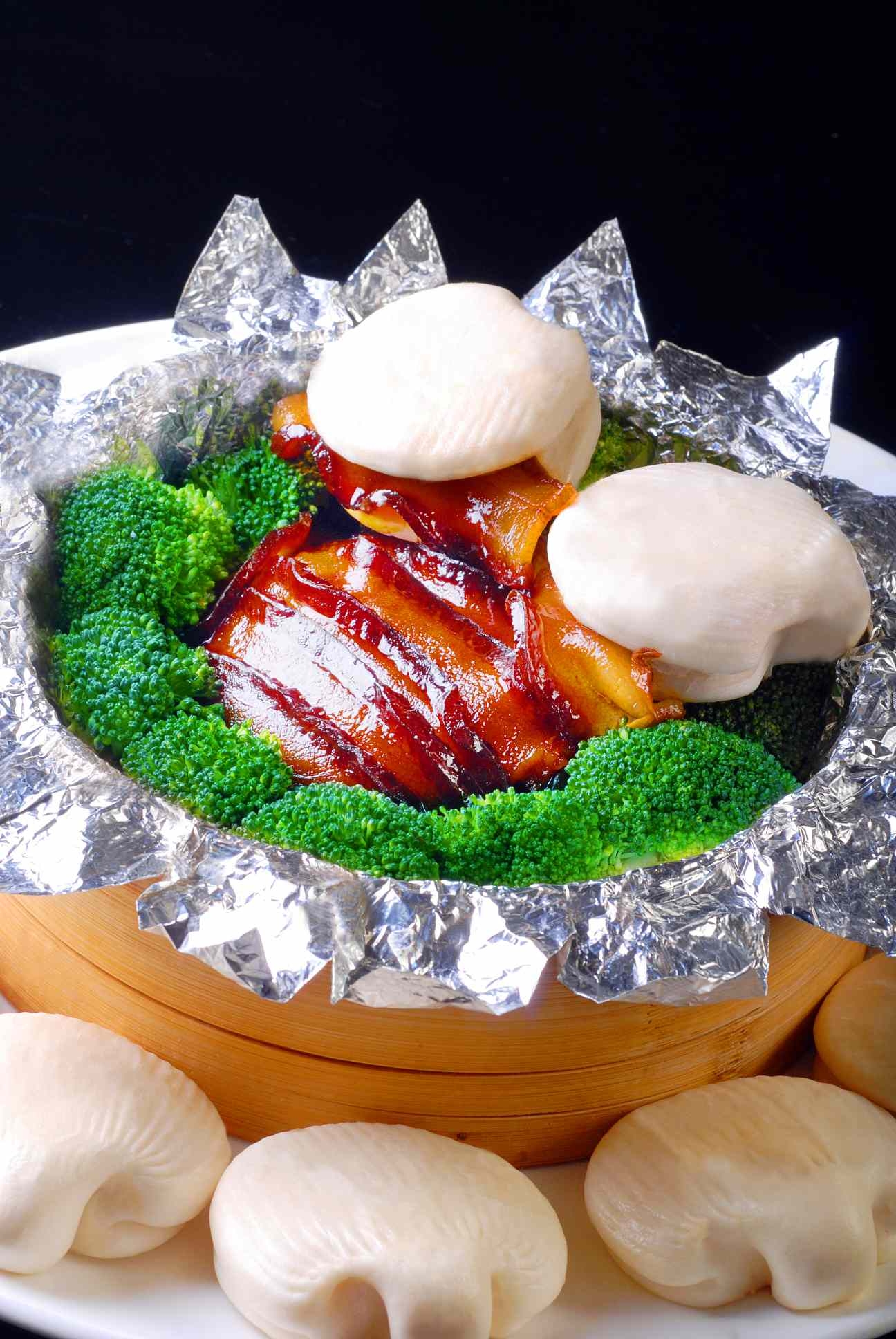 圆笼荷叶扣肉高清图片