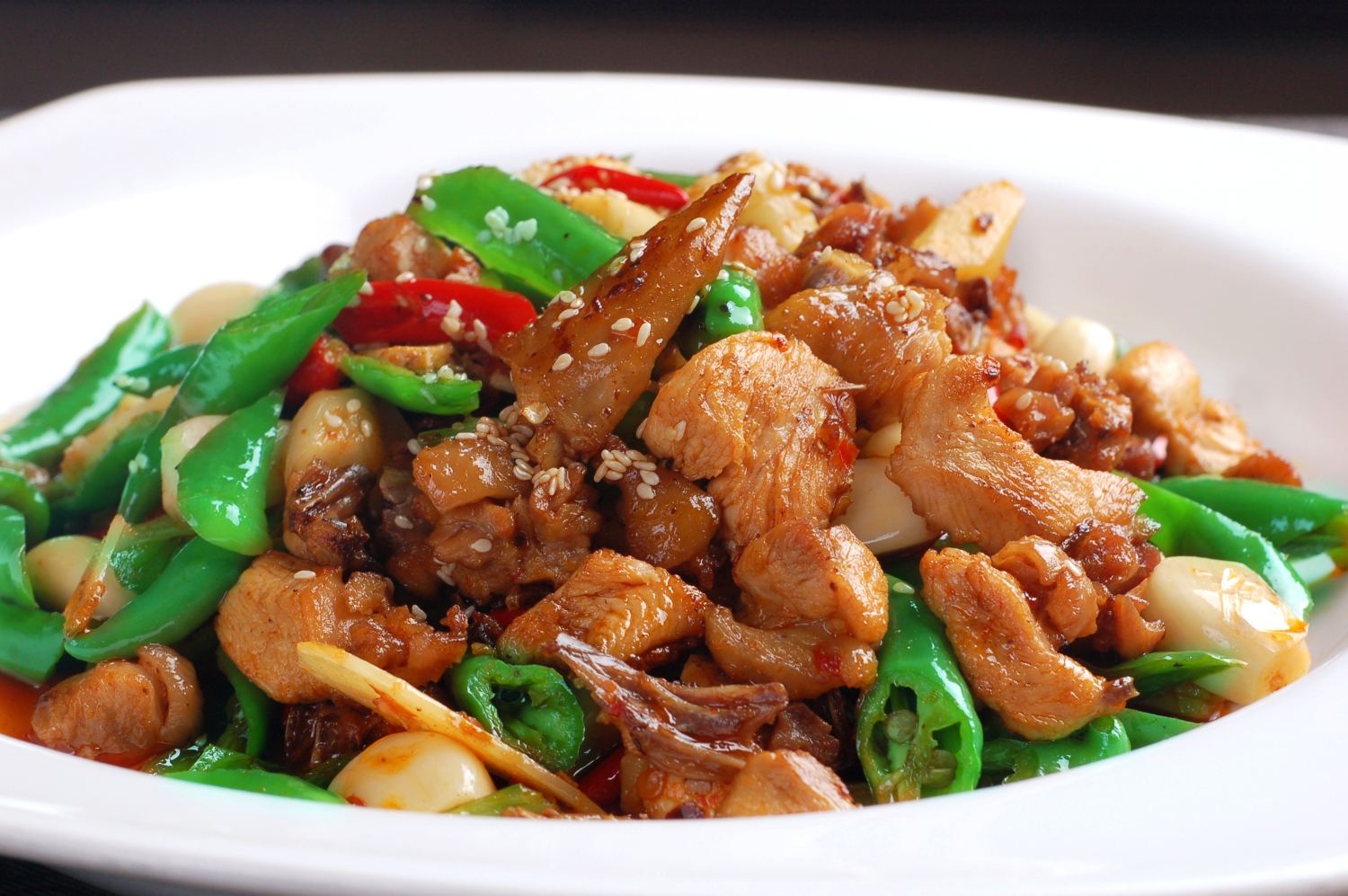 餐饮美食青椒炒土鸡高清图片