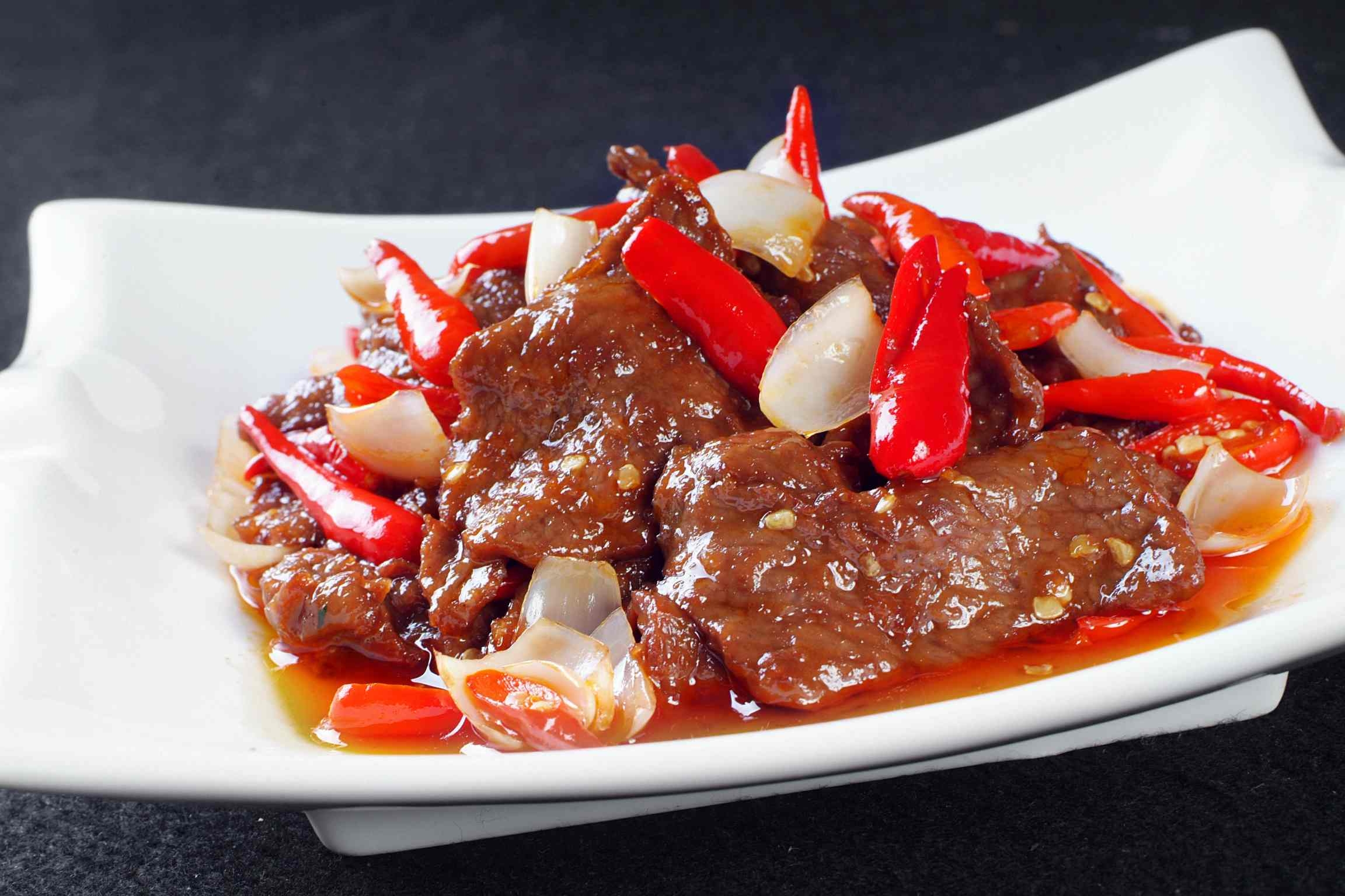 餐饮美食尖椒百合炒牛柳高清图片