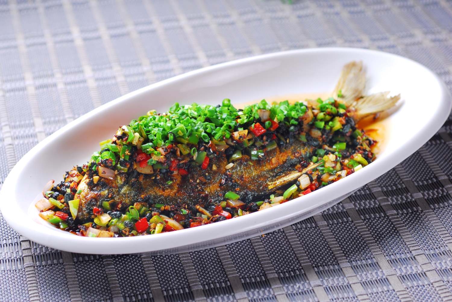 农夫烤鲳鱼高清图片