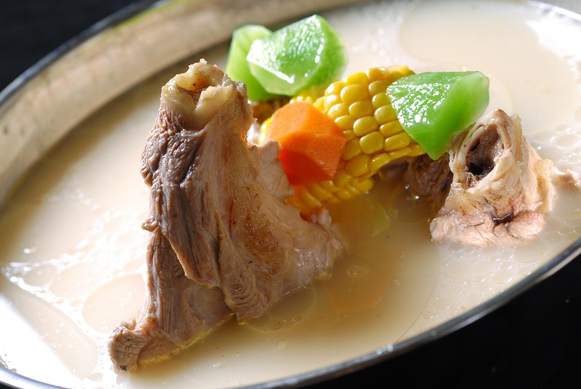 什锦棒骨汤高清图片