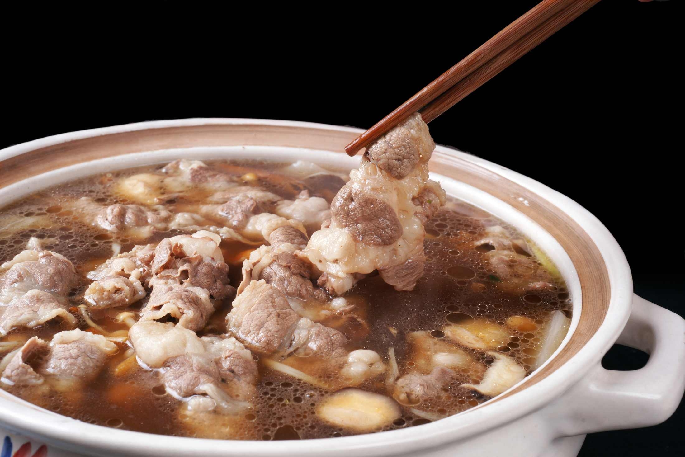 餐饮美食川菜菌汤肥牛高清图片