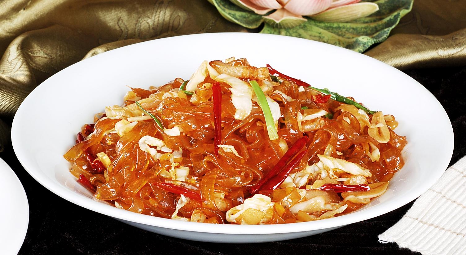 餐饮美食酸菜烧粉高清图片