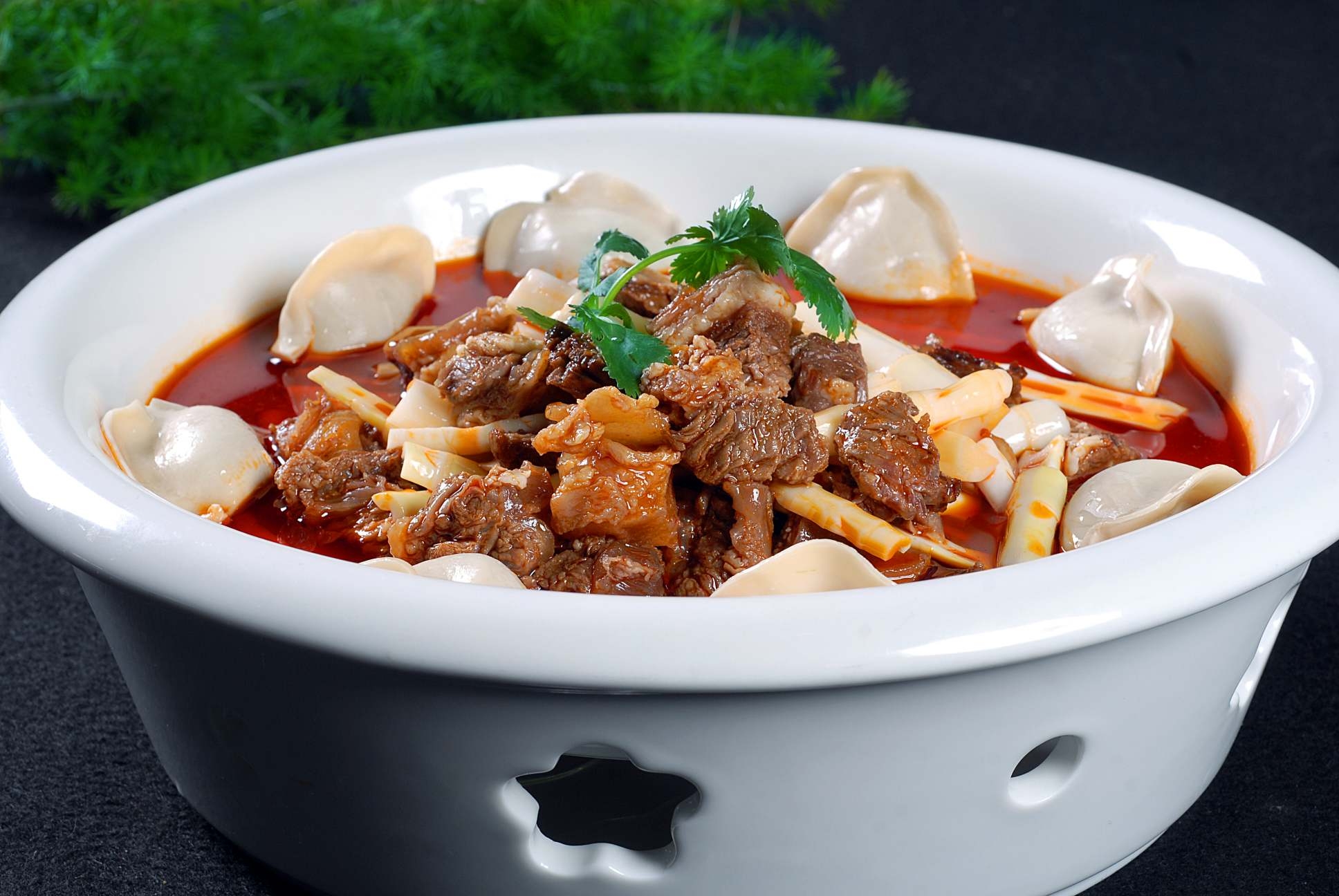 餐饮美食红汤水饺牛腩高清图片