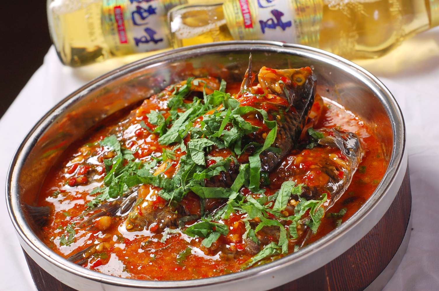 餐饮美食川菜藿香软烧鲫鱼高清图片