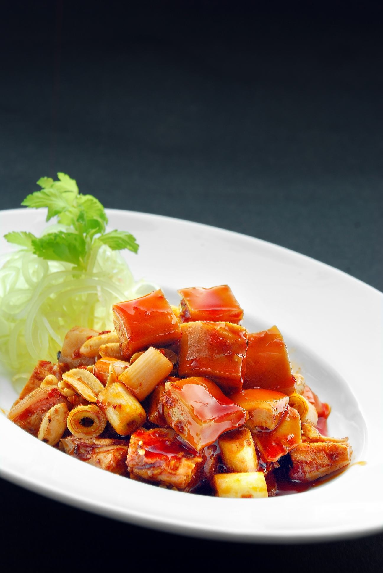 餐饮美食汁味拌兔丁高清图片