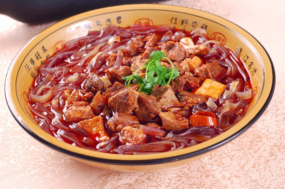 农家宽粉烧牛腩高清图片