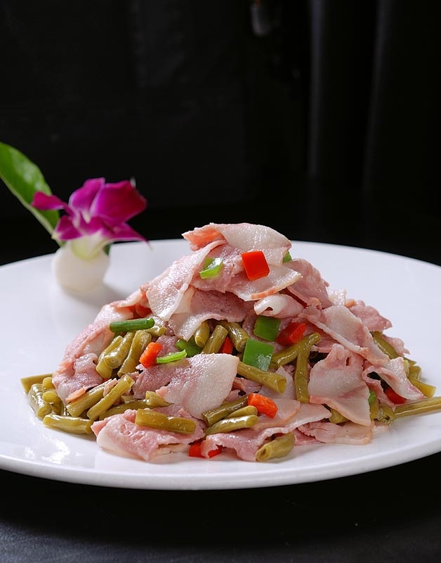 餐饮美食川菜酸豆角炒培根肉高清图片