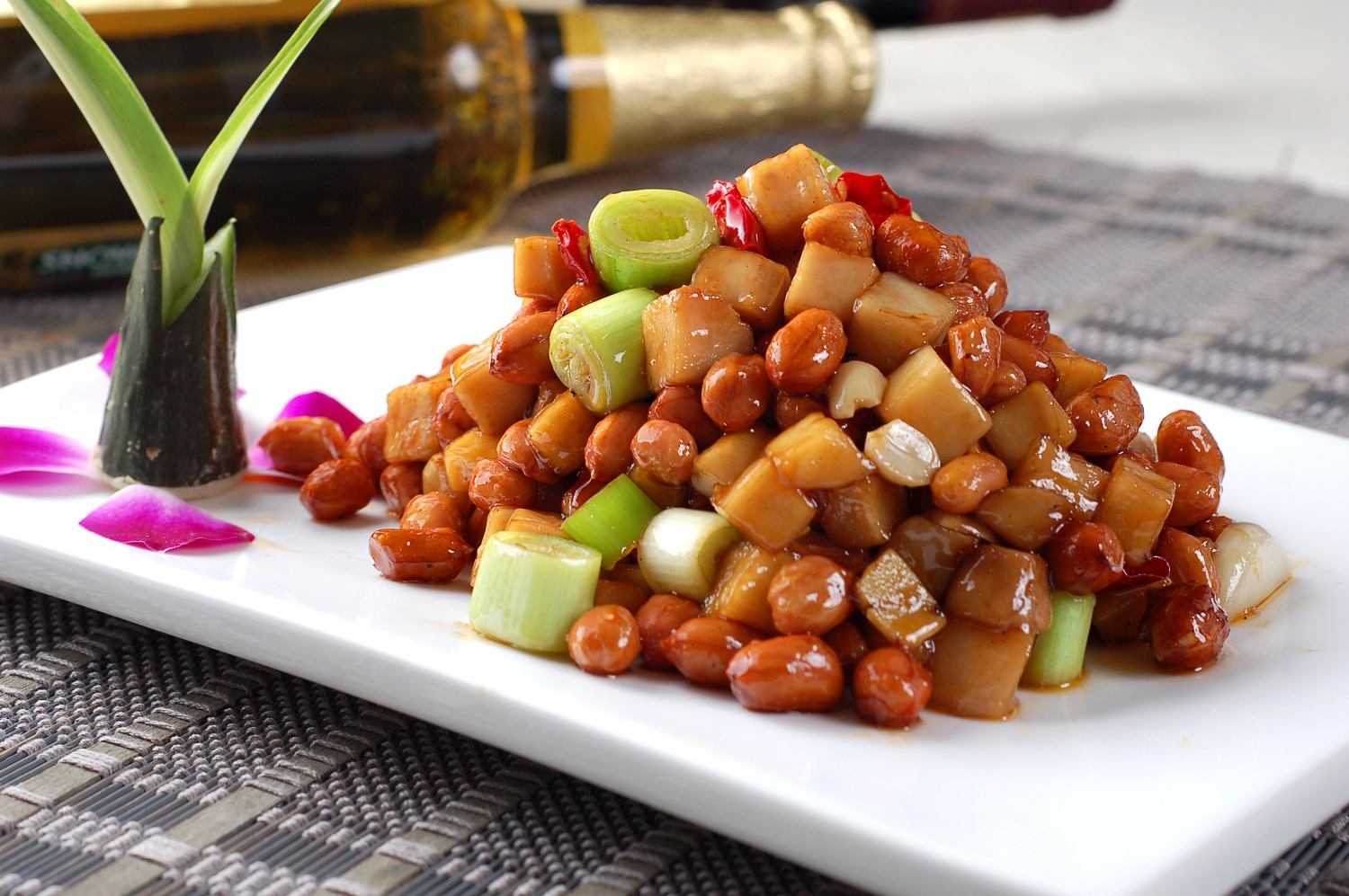 餐饮美食宫保鸡丁高清图片