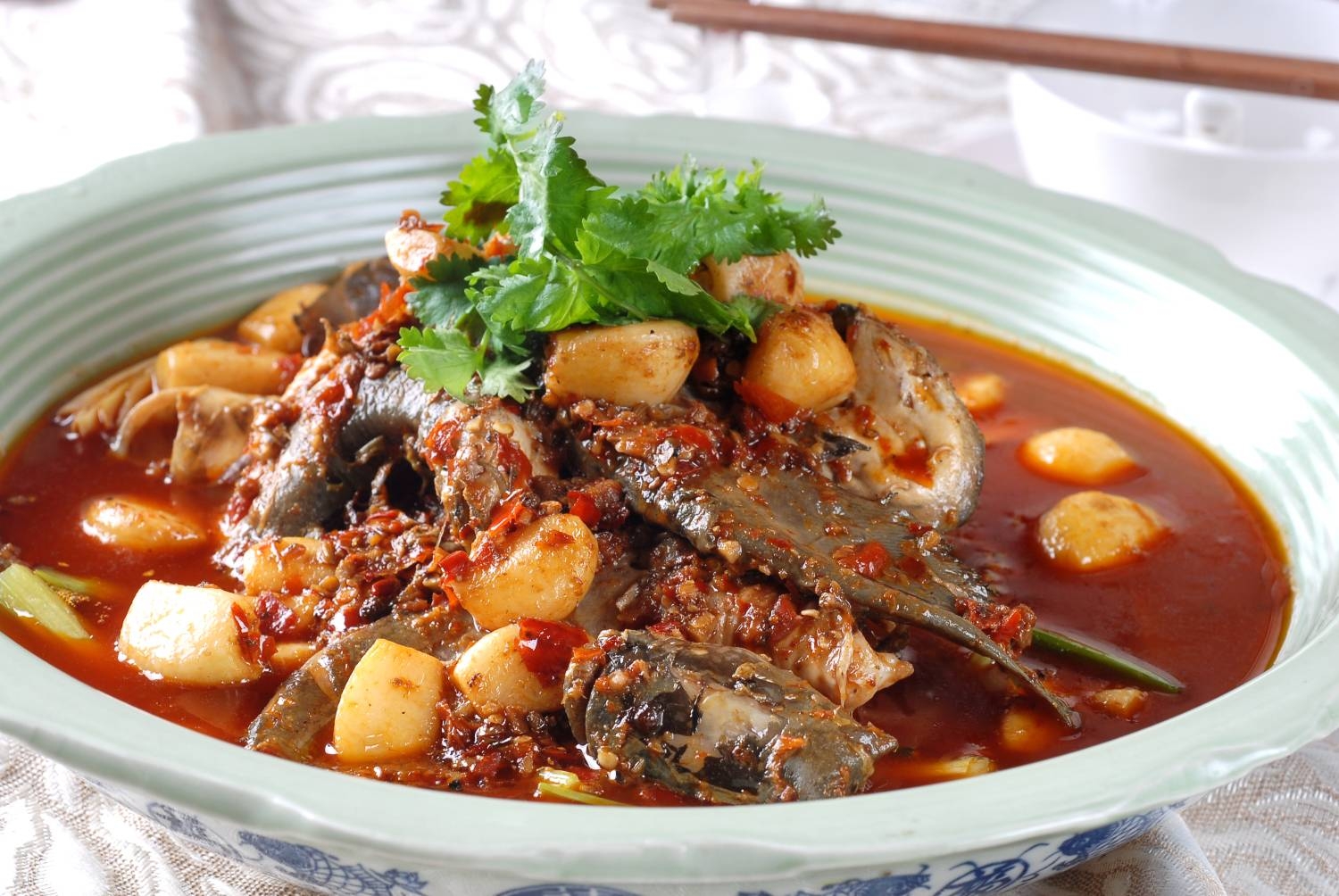 餐饮美食川菜大蒜烧仔鲢高清图片