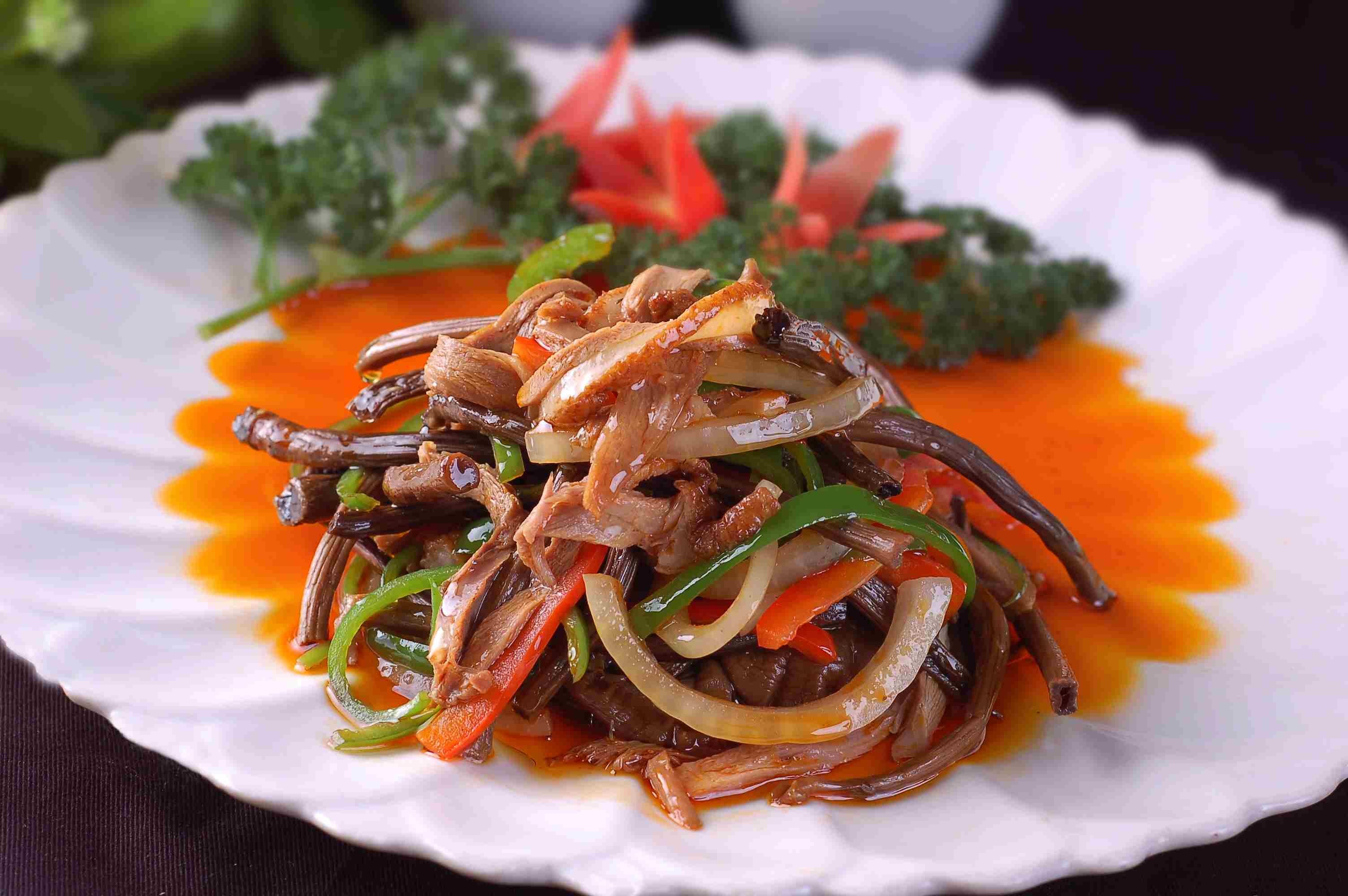 餐饮美食茶树菇爆鸭丝高清图片