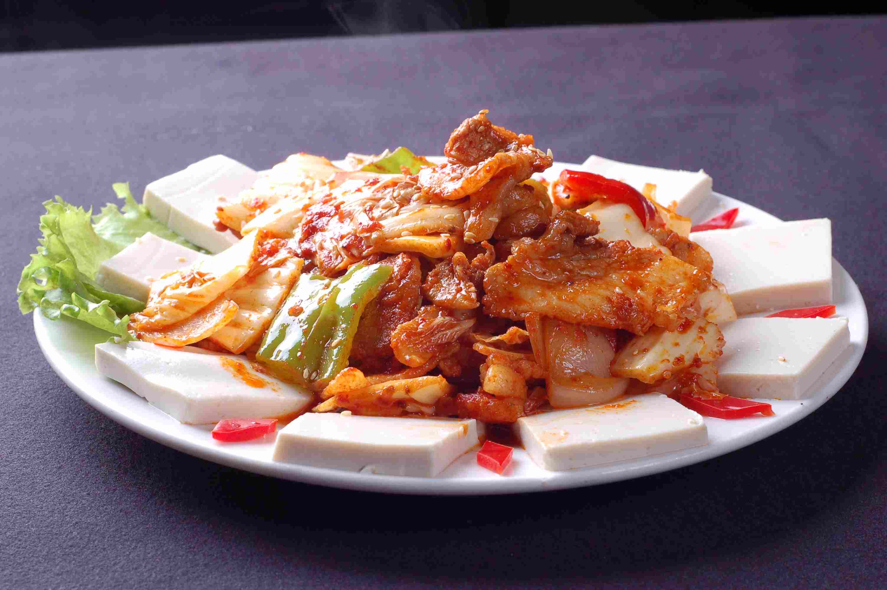 泡菜炒豆腐高清图片