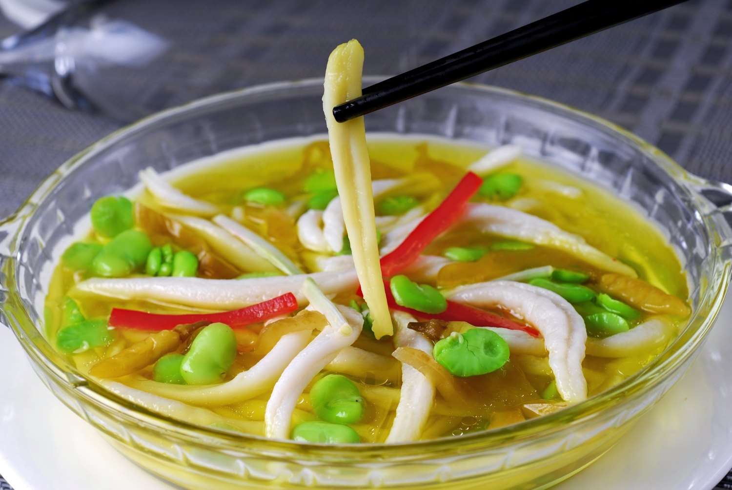 餐饮美食酸菜蚕豆烩面鱼高清图片