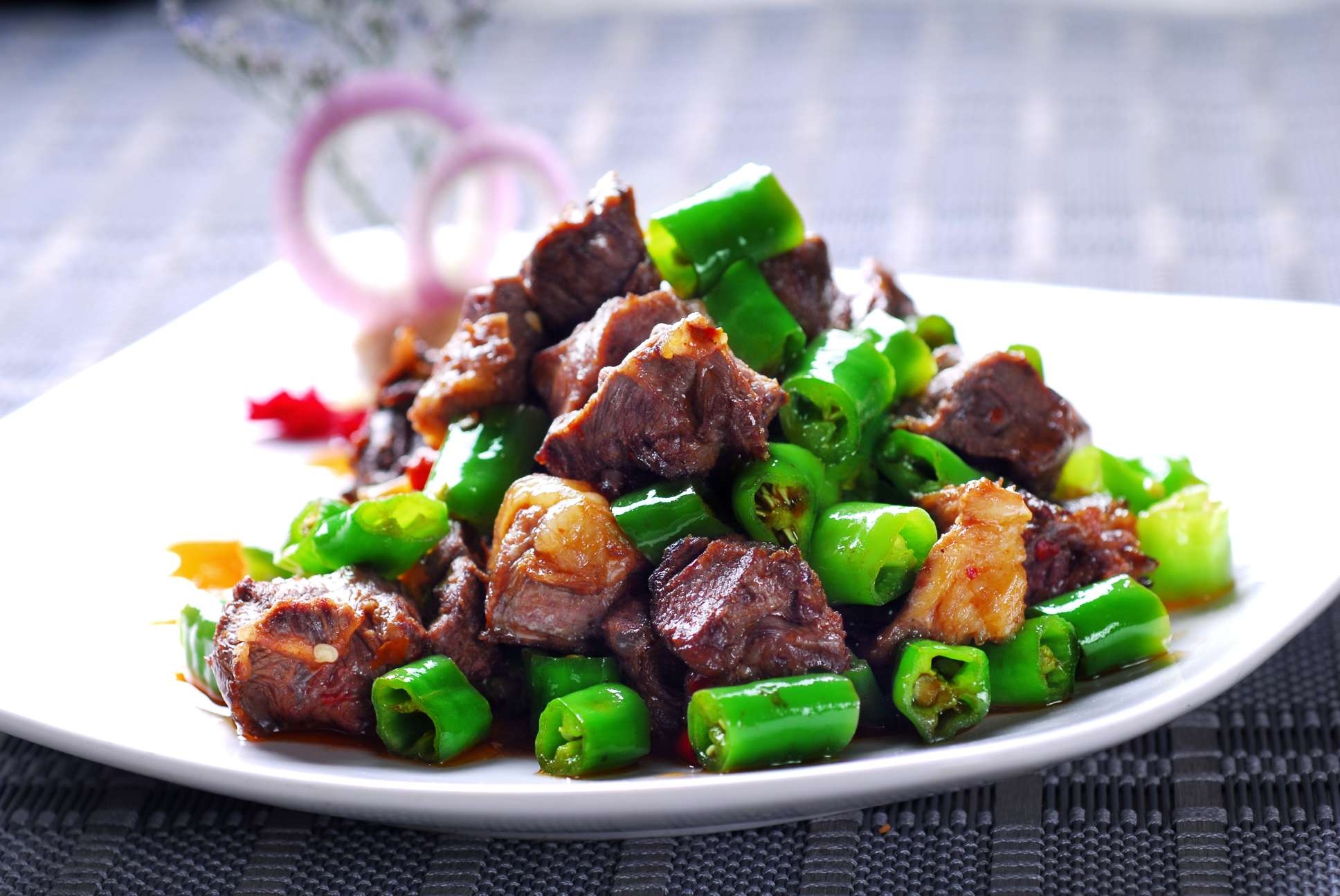 姜椒爆牛腩高清图片