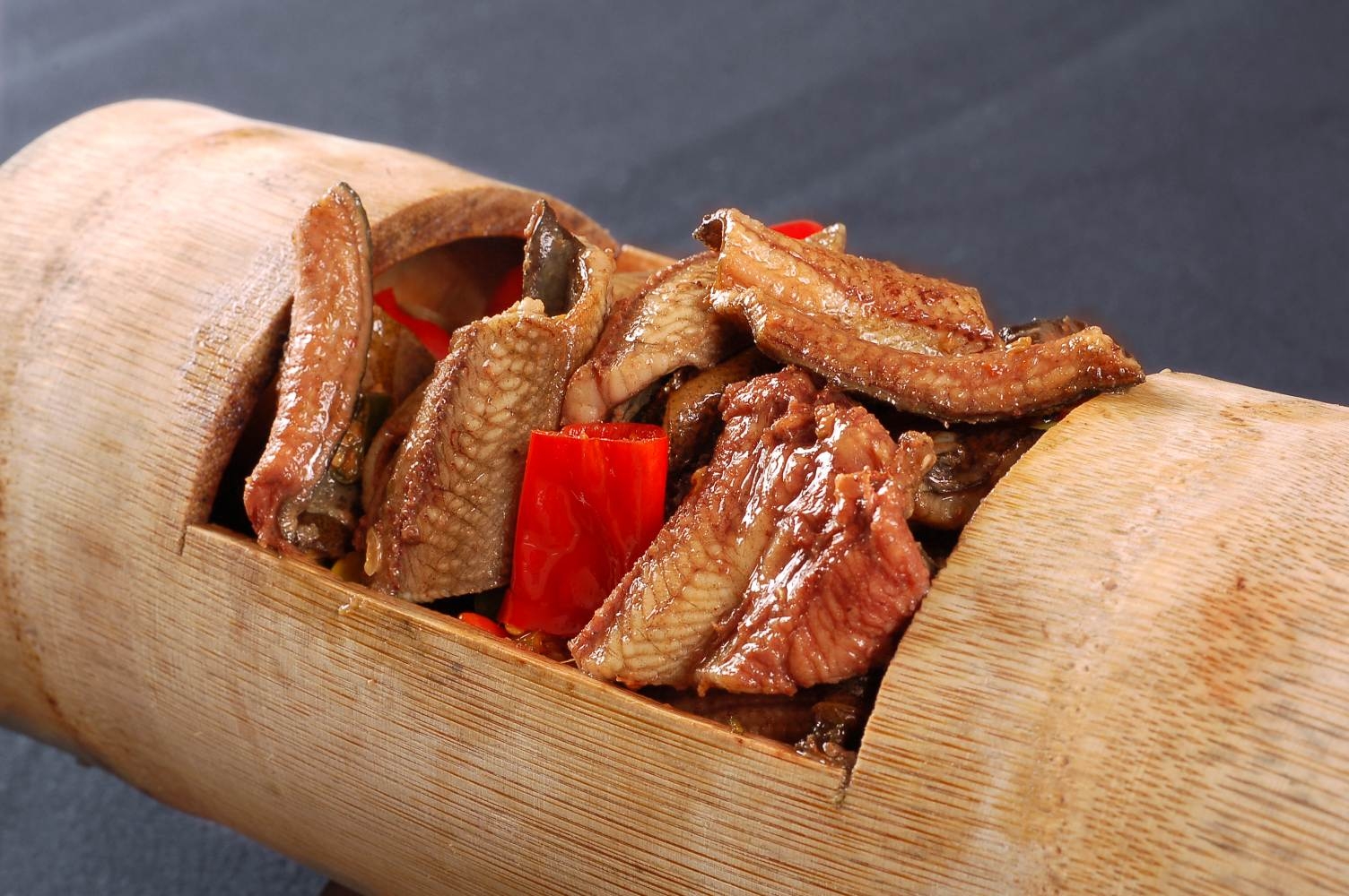 餐饮美食竹筒鳝段高清图片